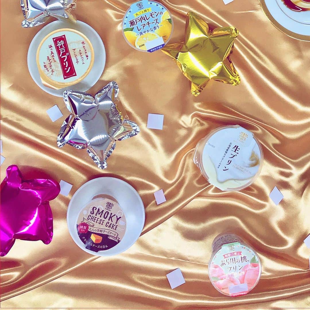 トーラク株式会社のインスタグラム：「. 週末は大好きなプリン🍮を集めて プリンパーティー🎀🎈 . . . ◉神戸シェフクラブ 生プリン北海道産純生クリーム ◉スモーキーチーズケーキ ◉カップマルシェ 瀬戸内レモンのレアチーズ ◉カップマルシェ 和歌山県産あら川の桃プリン ◉神戸プリン 「神戸プリン」は2019年モンドセレクションで最高金賞を受賞しました. . .  #トーラク #TORAKU # #神戸プリン #プリン #プリン好き #プリンマニア #コンビニスイーツ #コンビニ #スイーツ #スイーツ好き #PUDDING #PUDDINGPARTY #SWEETS⠀#おやつタイム #生プリン #瀬戸内レモン #カラメル #レアチーズ #桃 #桃スイーツ #スモーキーチーズケーキ #至福の時間 #自分へのご褒美 #置き画くら部⁣  #置き画 #神戸スイーツ」