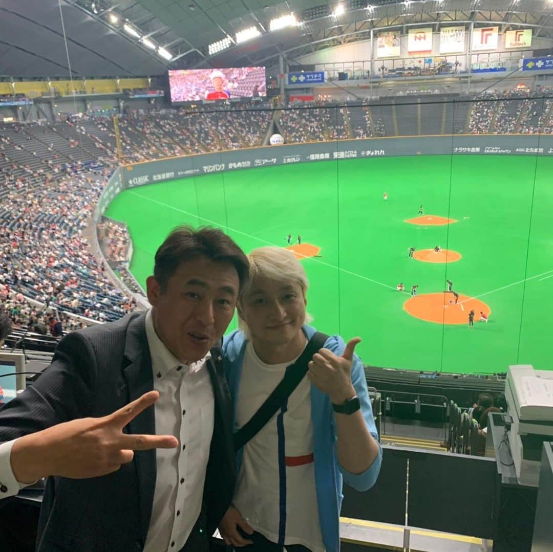 岩本勉さんのインスタグラム写真 - (岩本勉Instagram)「タレントで女優の東李苑さんとバイオリニストのNAOTOさんが試合前に訪問してくれたわいや（＾∇＾） HBC、CBC、RKBラジオで解説満開やで！（＾◇＾）」6月28日 18時16分 - gun18gun18