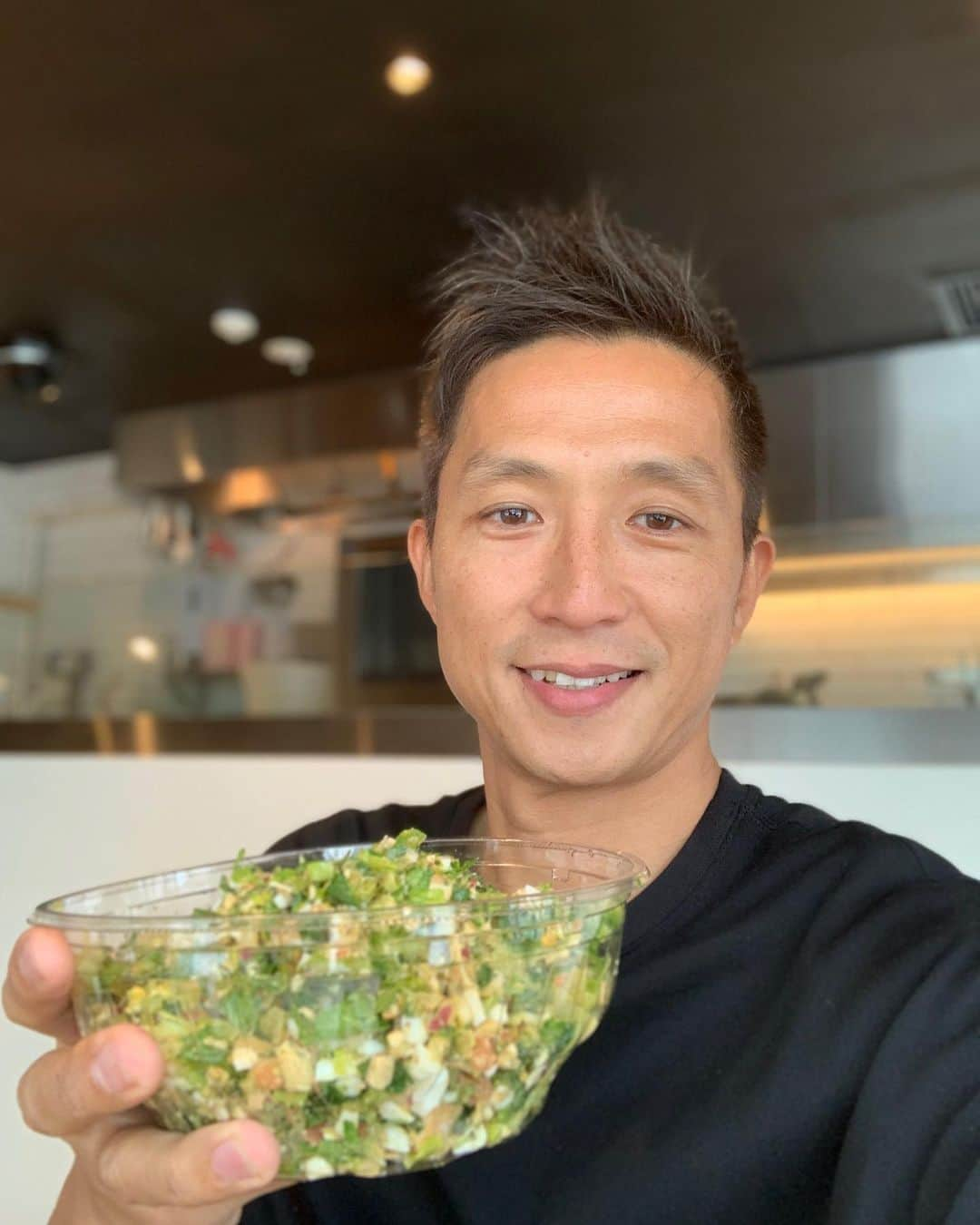 福西崇史さんのインスタグラム写真 - (福西崇史Instagram)「。 チョップドサラダ🥗 。 #1口どうぞに使っていいよ #古いの？ #違うの？ #笑 #チョップドサラダ #健康的 #ベジタリアン #野菜 #おやつの時間 #福西崇史 #ポートレートおじさん #instagood #instaphoto」6月28日 18時16分 - takashi_fukunishi