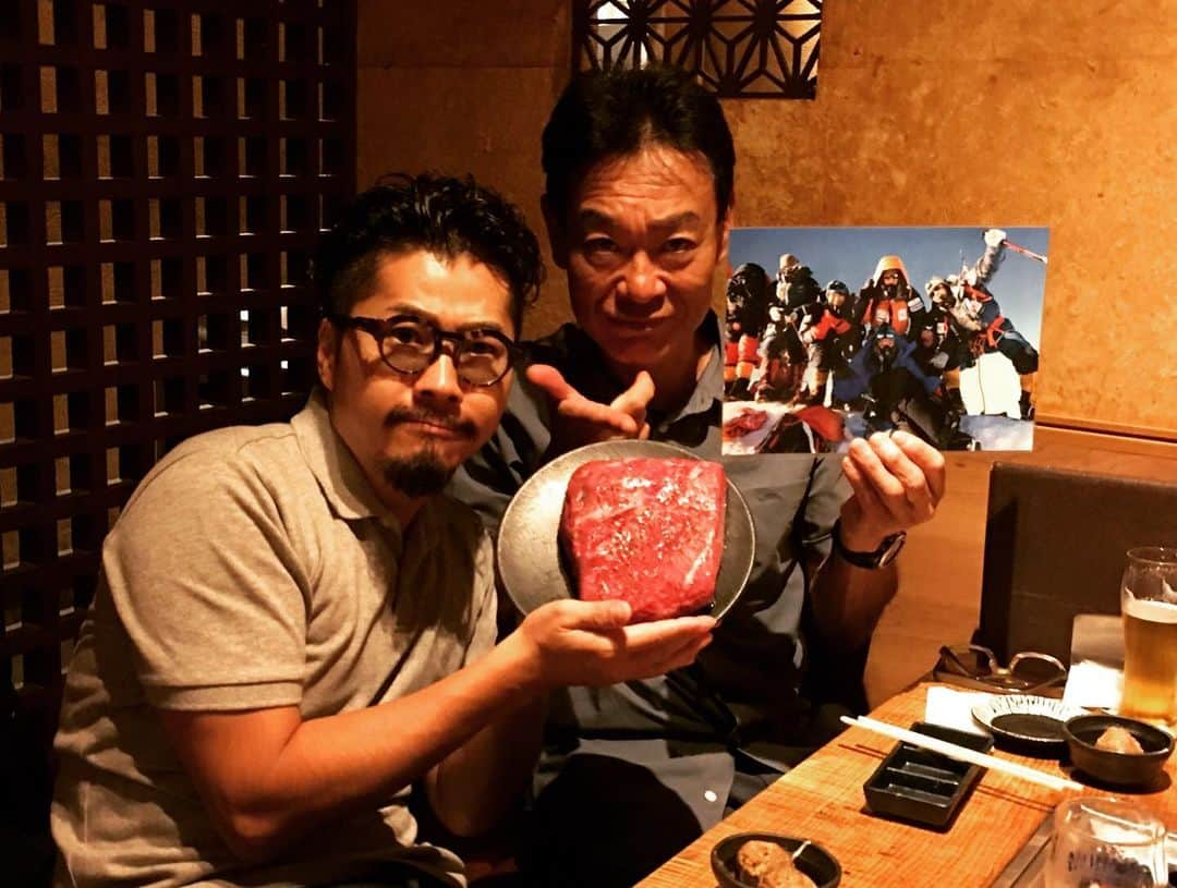 dac7summitsさんのインスタグラム写真 - (dac7summitsInstagram)「エベレスト登頂1周年記念！ お越しくださったのは、#倉岡裕之 ガイドと#貫田宗男 ガイドでした😊  渋谷にある#焚火屋 さんで、その名も#肉のヒマラヤ をがっつりいただきました👍 この塊！ そして表面を焼いた後はお店の方がそびえ立つエベレストのように切り分けてくれます🏔 このボリュームですが、赤身であっさりしているのでいくらでもいけそう！  去年の思い出話から貫田さん、倉岡さんの山談義まで、とっても盛り上がりました😄  北海道にいる伊藤くんは残念ながら参加できませんでしたが、一番話題には上がってました(たいていが怒られた話😅) これからも節目で、こんな楽しい会を開催を開催していきたいです😊  @chomoeve @hiro_kuraoka  #伊藤くんごめんね #にくすたぐらむ  #エベレスト  #天国じじい #山好きな人と繋がりたい  #登山好きな人と繋がりたい #favreleuba  #ファーブルルーバ」6月28日 18時17分 - dac7summits