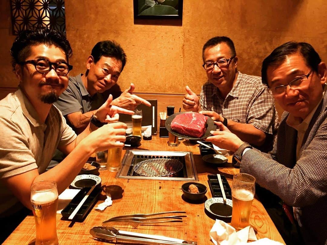 dac7summitsさんのインスタグラム写真 - (dac7summitsInstagram)「エベレスト登頂1周年記念！ お越しくださったのは、#倉岡裕之 ガイドと#貫田宗男 ガイドでした😊  渋谷にある#焚火屋 さんで、その名も#肉のヒマラヤ をがっつりいただきました👍 この塊！ そして表面を焼いた後はお店の方がそびえ立つエベレストのように切り分けてくれます🏔 このボリュームですが、赤身であっさりしているのでいくらでもいけそう！  去年の思い出話から貫田さん、倉岡さんの山談義まで、とっても盛り上がりました😄  北海道にいる伊藤くんは残念ながら参加できませんでしたが、一番話題には上がってました(たいていが怒られた話😅) これからも節目で、こんな楽しい会を開催を開催していきたいです😊  @chomoeve @hiro_kuraoka  #伊藤くんごめんね #にくすたぐらむ  #エベレスト  #天国じじい #山好きな人と繋がりたい  #登山好きな人と繋がりたい #favreleuba  #ファーブルルーバ」6月28日 18時17分 - dac7summits