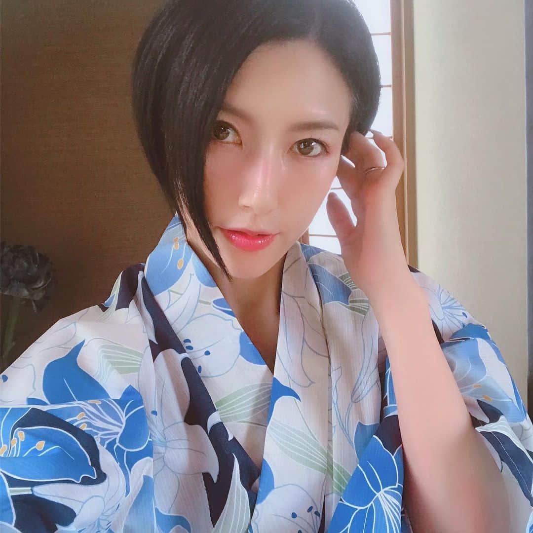 鷹村アオイのインスタグラム：「. Ditaさんの浴衣が可愛い❤️ @dita_official . 私は百合を選びました✨ なんと5点セットです。 下駄までついてました✨ . 飾り帯は真っ白の中にも模様が浮かび上がり素敵仕様でした✨ . 若い方から大人まで幅広い柄を網羅してましたので要チェック！ . #dita_official　#ditayukata #浴衣 #浴衣女子 #和柄生地 #夏祭りコーデ」