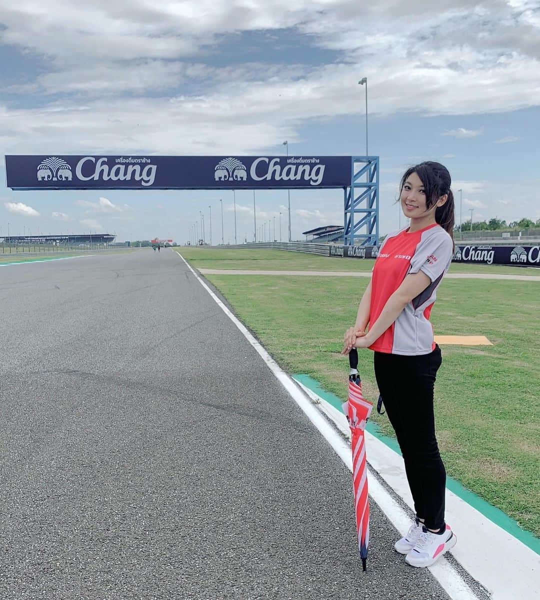 のインスタグラム：「サーキットのコースウォーク挑戦しました。4554m！暑さに負けず最後まで歩きました🏁若干焦げた？  I walked on the circuit ! Did I get a tan?😎 #changinternationalcircuit #thailand #thailand🇹🇭 #buriram #circuit #carracing #supergt #sgt #motorsportsjapan #motorsport #NISSAN #NISMO #MOTUL #motulcircuitlady #タイ🇹🇭 #モータースポーツ女子 #レースクイーン #辻井美香」