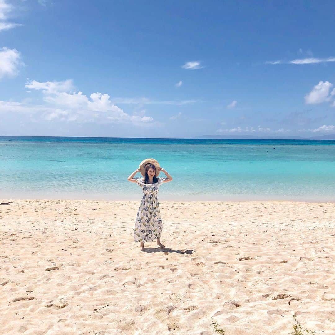 うえむらちかさんのインスタグラム写真 - (うえむらちかInstagram)「🌊﻿ ﻿ 青い海﻿﻿ ﻿﻿ 青い空﻿﻿ ﻿﻿ 白い砂浜﻿﻿ ﻿﻿ #やってきました﻿﻿ #ここはどこでしょう？﻿﻿ #オラウータンタイム ﻿﻿ #ネクストコナンズヒント はストーリーズに上げてるよ💕﻿﻿ ﻿﻿ #タビジョ #旅女子 ﻿﻿ #ビーチ #beach」6月28日 18時20分 - uemurachika