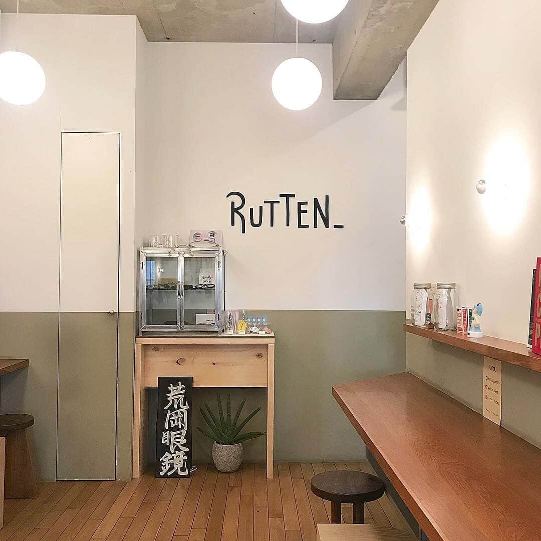 isutaさんのインスタグラム写真 - (isutaInstagram)「. 東京・御徒町にある小さなカフェ「RUTTEN（ルッテン）」をご紹介♡ . 朝はコーヒー販売、お昼はランチ、夜はお酒とお食事を楽しめるお店です♩ . カフェでありながら大人気なのがレモンサワー♡ 「レモンサワー2.0」と書かれたレトロチックなグラスがかわいいんです♩ . シンプルでおしゃれな店内は、つい写真を撮りたくなること間違いなしです！  __________ RUTTEN Open：11:00～22:00(L.O.21:30) close：不定休 access：東京都台東区上野5-5-10 ________ Photo by @jun_kwmt @una.stagram__ . isutaのwebサイトでは、おすすめのコーデから可愛いカフェまでたくさんの情報をお届けしています！ また、isutaのオリジナルグッズも販売中！ ぜひisutaのwebサイトからチェックしてみてください♩ . #isuta #isutapic #isutacafe #rutten #イスタ #カフェ #御徒町カフェ  #レモンサワー #ルッテン」6月28日 18時21分 - isuta_jp