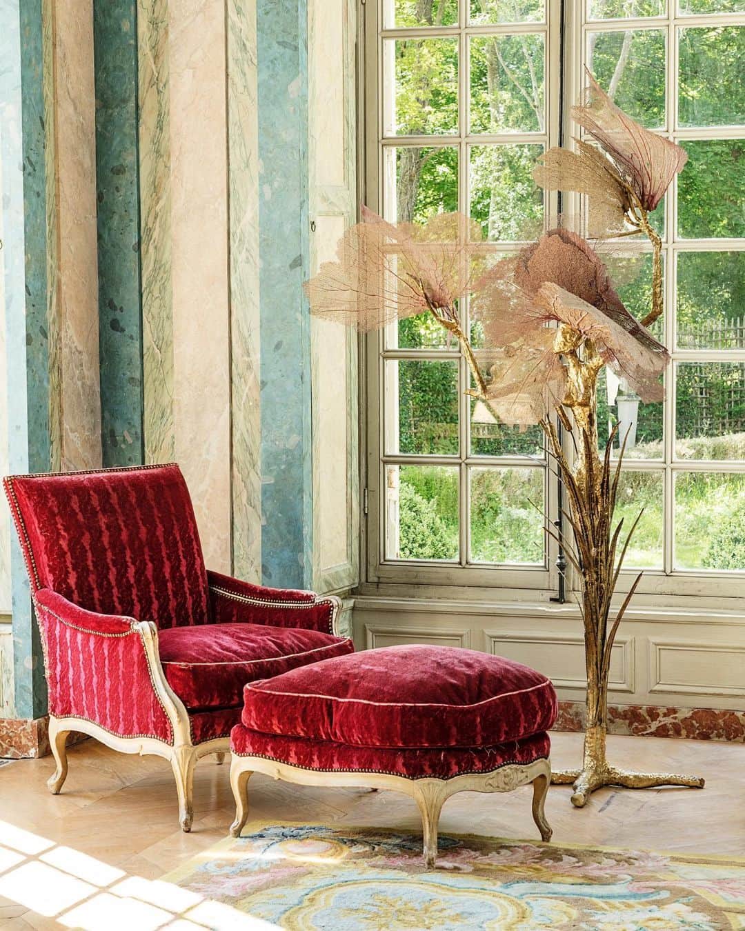 サザビーズさんのインスタグラム写真 - (サザビーズInstagram)「Searching for interiors inspiration?  A union of sumptuous French #Regency style and modern #design, the Château d’Aunoy – located minutes away from grand #baroque estate Vaux le Vicomte – embodies a unique ‘art de vivre’. The lavish setting, complete with one of the very first and finest examples of the English Garden created in the 18th century, inspired artists from Helmut Newton to Bertrand Tavernier.  Capture the magic of the #chateau for yourself with our special online #auction of eclectic and elegant pieces that marry the past and present – including contemporary design, art and sculptures alongside 18th century #furniture.  View the pieces in our #Paris galleries from 2 – 4 July, or bid online from today until 11 July! With lots starting at just €300 visit the link in our story.  #SothebysParis #SothebysOnline #SothebysCollections #SothebysDesign #LivingWithArt #InteriorDesign #Interiors」6月28日 18時26分 - sothebys