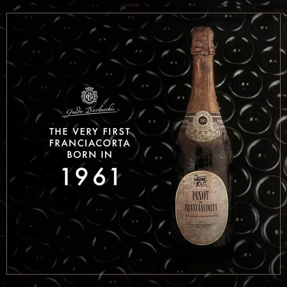 berlucchiwinejpさんのインスタグラム写真 - (berlucchiwinejpInstagram)「フランチャコルタの誕生  1955年、若く発想豊かな醸造家フランコ・ズィリアーニがフランチャコルタの地域に住む貴族グイド・ベルルッキに、「フランス式の発泡性ワインを造ってみてはいかがでしょうか？」という質問をした事から、この地域の運命を変える事になった"ワインを造る"という味覚の冒険という旅が始まりました。さらに友人のジョルジョ・ランチャーニも参加し更なるチャレンジが始まります。試行錯誤の数年を経て、1961年、3000本の“ピノ・ディ・フランチャコルタ”の瓶内二次発酵に成功！こうしてフランチャコルタは誕生しました。  #フランチャコルタ  #ワインセラー  #1961年  #歴史 #スパークリングワイン  #ベルルッキ」6月28日 18時26分 - berlucchiwinejp
