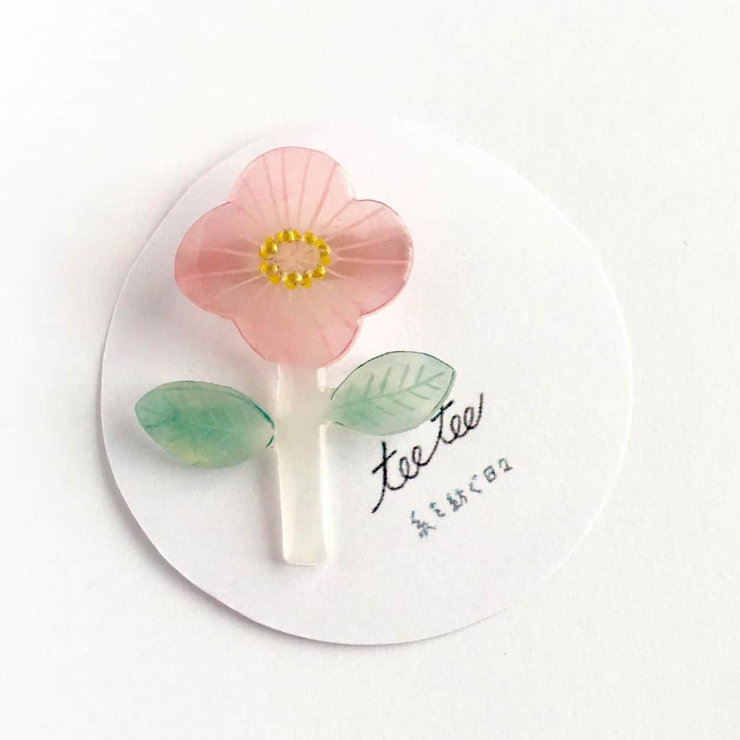 minneさんのインスタグラム写真 - (minneInstagram)「すりガラスのような透け感が爽やかで可愛らしい、お花のブローチはいかがですか？ . お花のブローチ_pink/teetee_itowotumuguさん（ @teetee_itowotumugu ） 作品はこちら➡️https://minne.com/items/19106045 . #お花 #花 #フラワー #Flower #花のある生活 #プラ板 #プラバン #樹脂 #レジン #ブローチ #アクセサリー #ファッション #アクセサリー #minne #ミンネ #ハンドメイド #handmade #プレゼント #ギフト #ハンドメイド作品 #手作り #ギフト」6月28日 18時27分 - minne_official