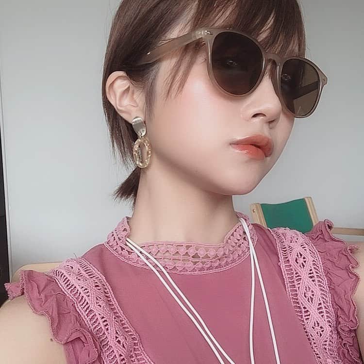 のインスタグラム：「"日焼けは目からもする"って知ってますか？ . . 私は紫外線対策は今まで塗る日焼けどめ、日傘のみでした😮 . けど、【目から紫外線が入ることで、脳が防御反応としてメラニンを生成してしまって→ソバカス、シミの元になる】という記事を読んでからサングラスもかけるようにしています🌞 . . @tres.jewelryのサングラスは、UVカットをしつつ、オシャレで何にでも合うので  出かける時のお気に入りです！ . . フレームの横から紫外線が入ったら意味ないので、大きめのこのサングラスはとても重宝してます💓🥺 . . なにより流行りのクリアベージュカラーが本当に好み、、😎 . . あと早朝のすっぴん隠しにも有効なのでとても使えます。笑 . . 飲む日焼け止めもそろそろ買いたいなあ、、消えそうなくらい白くなりたいですよね☹️ . . . よかったらお揃いにしましょう〜 今ならクーポン【300GA】もありますよ！🎁🕶 . . #にやにやする友人を横目に  #学校で自撮り #冷やかされました #tresjewelry #yuzfashion  #sunglasses」