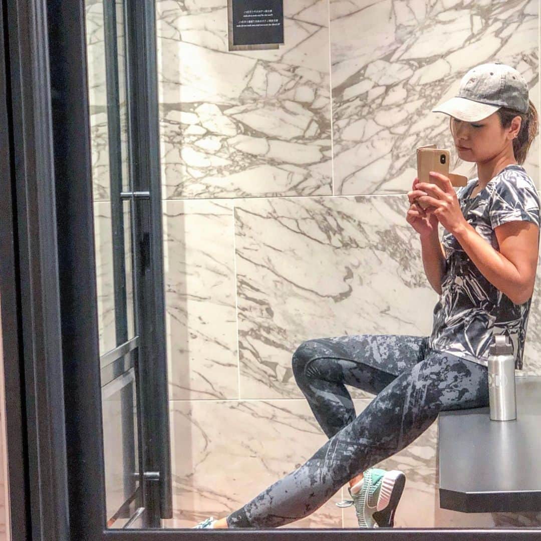 彩海のインスタグラム：「. . ホテルみたいな超絶お洒落な 会員制ジムでトレーニング！ . myジムはこちら♡↓ . ReXeR南青山 @rexer_minamiaoyama . ここにいるだけで気分が上がる って凄く大切。 . トレーニング久しぶりだったので この日はPowerMill Climberを20分。 . 永遠に登るやつねw なかなか日本だと このマシーンがあるジム少ないんだよね〜 お尻にもいいし この過酷さが私はすきw 有酸素運動大嫌いな私は これなら続けられるんだw . . #あれドMなのか #ワークアウト#フィットネス#筋トレ女子#トレーニングウェア #トレーニング女子 #美尻トレーニング #fitgirl#fitgirlsfam #fitgirlsguide #workout #loveyourself」