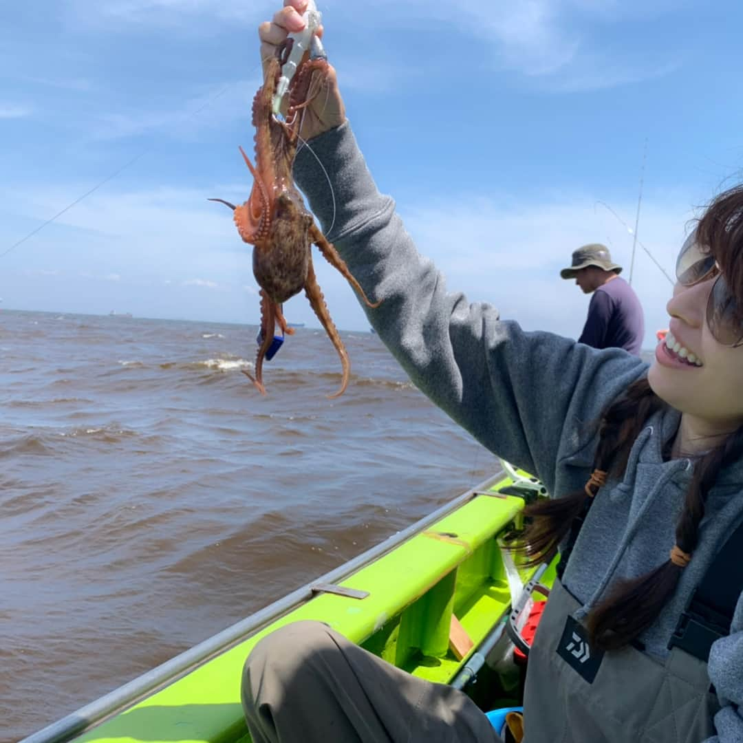 榎本加奈子のインスタグラム：「主:「タコ飯が食べたいね！釣りに行こうか？」 っと言う事で久しぶりにタコ釣りの巻🐙 #釣り#タコ#蛸  #たこめし #酢の物  #大魔神#釣り好き#佐々木主浩  #fishing  #octopus  #🎣」