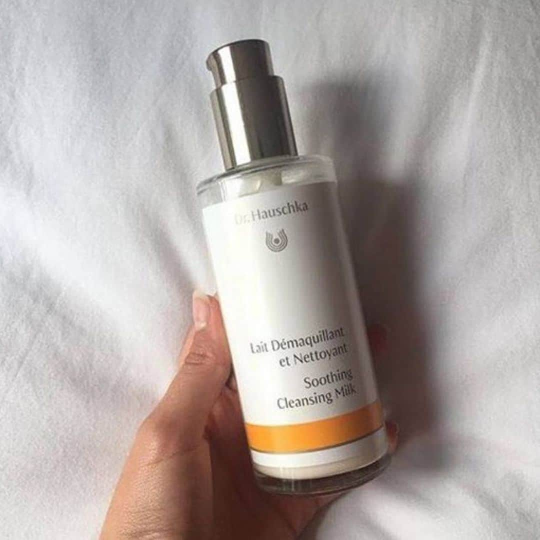 Dr. Hauschka Japan ドクターハウシュカさんのインスタグラム写真 - (Dr. Hauschka Japan ドクターハウシュカInstagram)「【クレンジングミルク】 メイク崩れ予防や紫外線対策のために、普段よりメイクをしっかり塗りがちな夏。 美しさを守るつもりが逆に肌のダメージにつながらないように、その日のメイクはその日のうちにしっかり優しくオフしたいですね。 . Dr.ハウシュカのクレンジングミルクは100%ナチュラル。アプリコット核油、アンチリスブルネラリアエキス、アーモンドオイルなど天然のクレンジング成分で穏やかに洗い上げるから、メイクや乾燥で荒れてしまった敏感なお肌にもお使いいただけます。 さらに合成の界面活性剤フリーで、肌のバリア機能を壊すことなく不要な汚れだけを落とすから、洗顔後は肌本来の潤いを守ってしっとり。 通常の洗顔や敏感肌の方にもお使いいただける洗顔料&クレンジングです。 . Dr.ハウシュカでは、季節などの環境や肌状態それぞれのお悩みをケアする様々なアイテムをご用意。 お肌の声に耳を傾けてスキンケアを変えていくことで、お肌は健やかな美しさを取り戻していきます。 365日自ら輝く、とっておきの素肌を目指しましょう✨ ・・・・・・・・・・・・・・・・・・・・・・・・・ 詳しくは公式ホームページへ→@drhauschkajapan ・・・・・・・・・・・・・・・・・・・・・・・・・ #drhauschka #Drハウシュカ #ドクターハウシュカ #ナチュラルコスメ #ナチュラル #オーガニックコスメ #スキンケア #オーガニックスキンケア #ナチュラルメイクアップ #ゆらぎ肌 #敏感肌 #オーガニックメイク #メイクアップ #drhauschkalive #natrue #認証オーガニック #サステナブルビューティ #エイジングケア #自然派 #植物エキス #クレンジング #クレンジングミルク #フェイスケア #洗顔 #うるおい #保湿#ミルククレンジング #マイルドクレンジング#100パーセントナチュラル」6月28日 18時35分 - drhauschkajapan