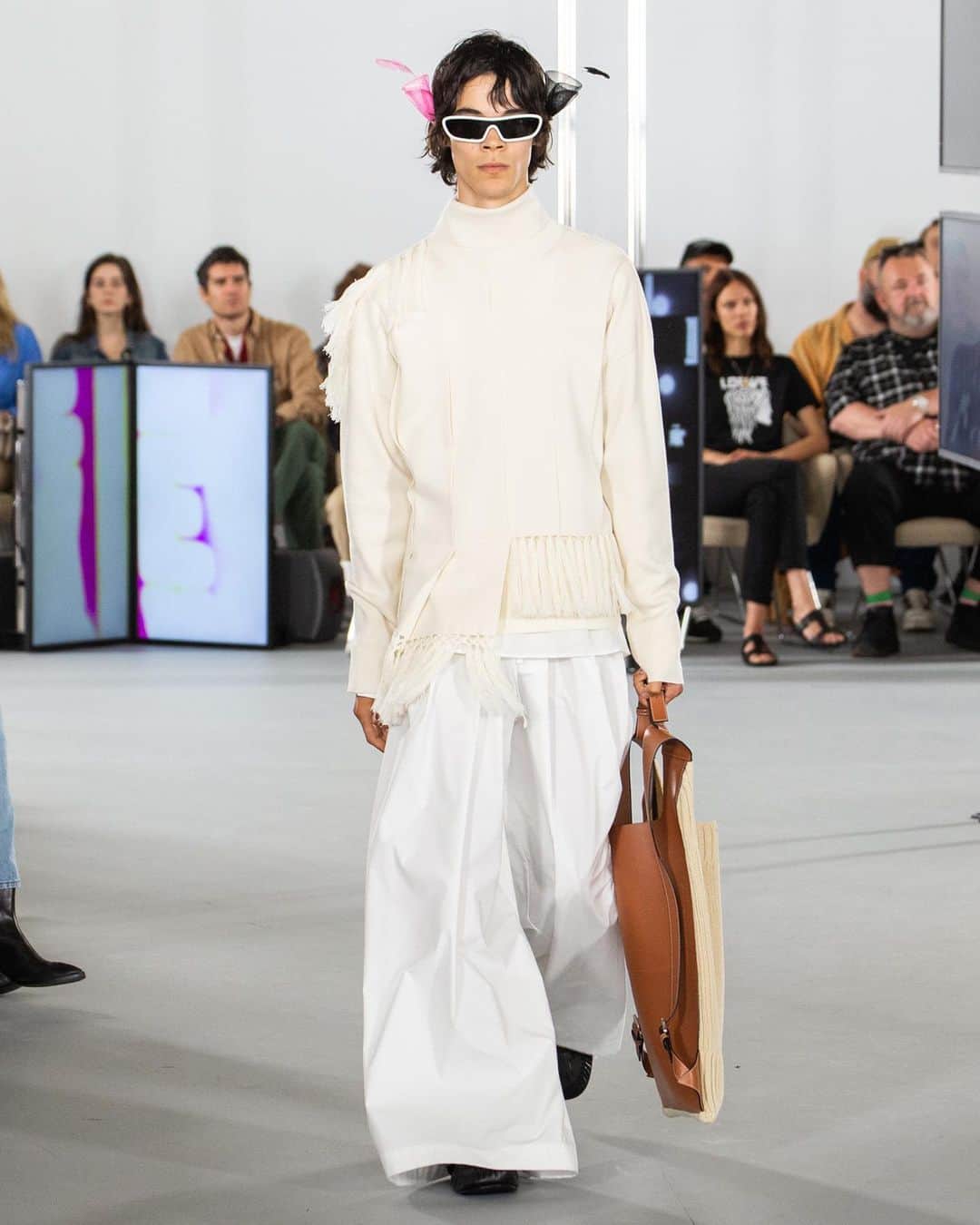 Loeweさんのインスタグラム写真 - (LoeweInstagram)「LOOK 2  Pure minimalism and swathes of fabric  #LOEWESS20 Menswear presented Maison de l’UNESCO, Paris  #LOEWE #ParisFashionWeek #PFW #Menswear」6月28日 18時41分 - loewe