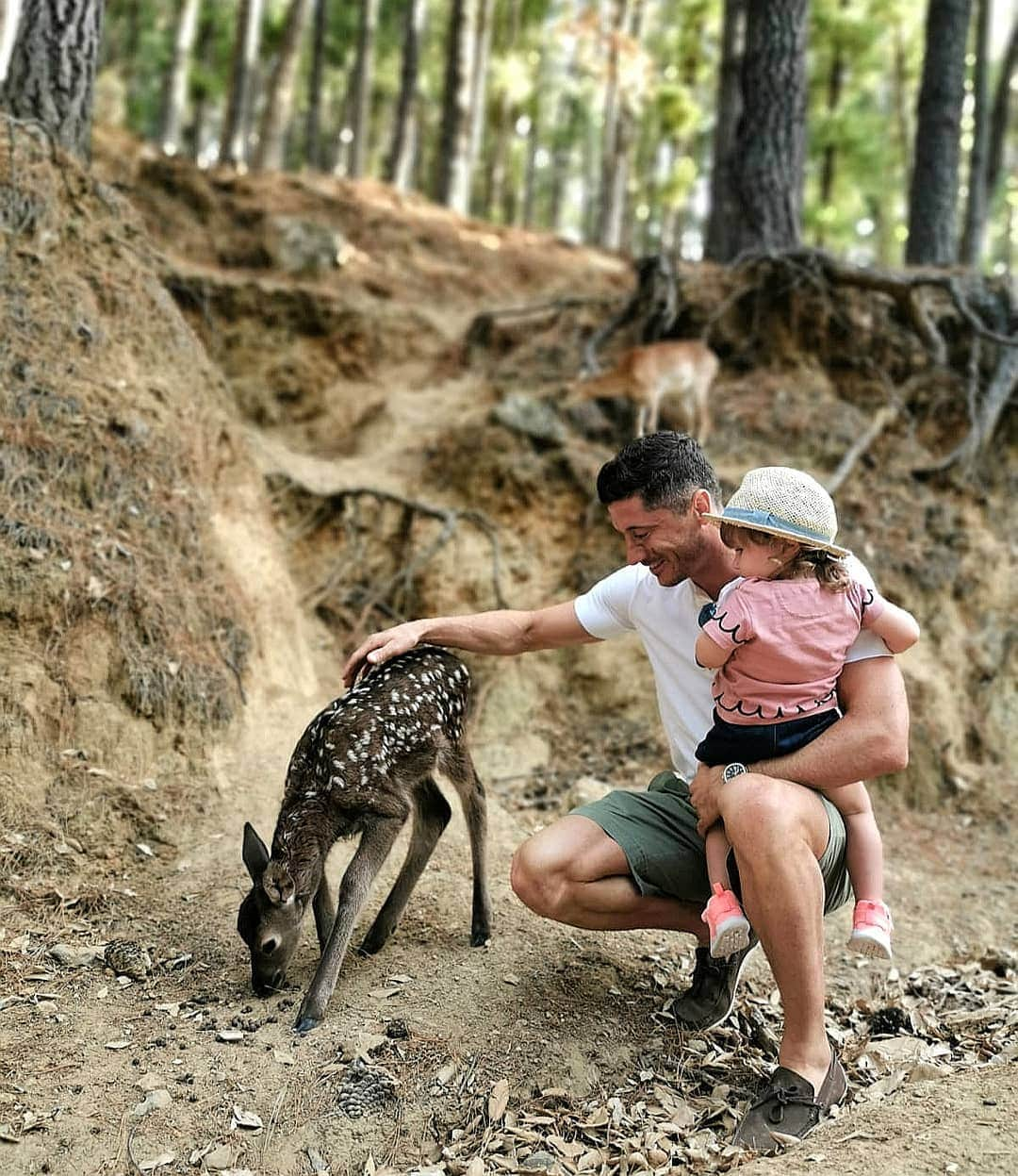 ロベルト・レヴァンドフスキさんのインスタグラム写真 - (ロベルト・レヴァンドフスキInstagram)「Bambi😁😍 #familytime」6月28日 18時49分 - _rl9