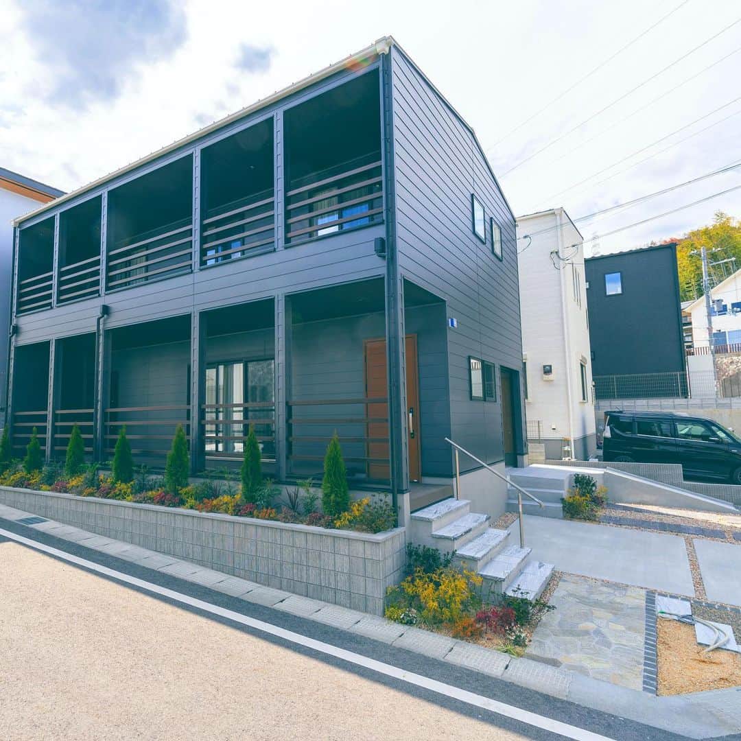 高栄ホーム【新築一戸建て・注文住宅】さんのインスタグラム写真 - (高栄ホーム【新築一戸建て・注文住宅】Instagram)「【高栄ホーム:FRANK HOUSE】モデルハウス  黒の外観がかっこいいアウトドアスタイルの家「FRANK HOUSE」 1Fはリビングから出入りできるデッキスペース、2Fは各寝室とセカンドリビングからつながるバルコニー。バーベキューをしたり本を読んでくつろいだりと使い方自由なスペースです。 こちらのお家は現在オープンハウス開催中です。  @mamacollection_kouei では高栄ホームのイベント情報も公開中  #高栄ホーム #ママコレの家 #新築 #一戸建て #新築一戸建て #モデルハウス #建築 #工務店 #マイホーム #家 #家づくり #住まい #注文住宅 #滋賀県 #滋賀 #大津市 #大津 #住宅デザイン #住宅 #戸建て #建て替え #黒い家 #ガルバリウム #アウトドアスタイル #かっこいい家」6月28日 18時42分 - koueihome1755