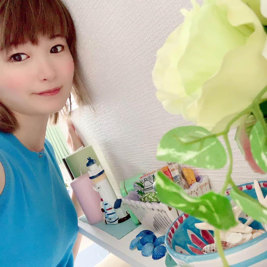しほの涼のインスタグラム：「寝室に #ウォールシェルフ を付けました🖼 ホッチキスで壁に付けられるやつで耐久荷重5kgあるし好きな物飾るのにピッタリ🥰💕 南イタリアで買った #ヴィエトリスルマーレ と #ソストレーネグレーネ のキャンドル🕯 夏だから貝殻も散りばめたり大好きな空間になりました🥰💕 棚だと赤ちゃん歩き出したら撤去しなきゃなので、手の届かない高さに出来て満足😂‼️ #マタニティライフ #正産期 #女の子ママ #初産 #女の子ベイビー #インテリア #ウォールシェルフ #シェルフ #飾り棚 #棚 #インテリアコーディネート #インテリア雑貨 #インテリア好き #インテリア小物 #インテリアコーデ #インテリアグリーン #小物置き #ブリザーブドフラワー #薔薇 #シェル #夏のインテリア #夏 #寝室インテリア」