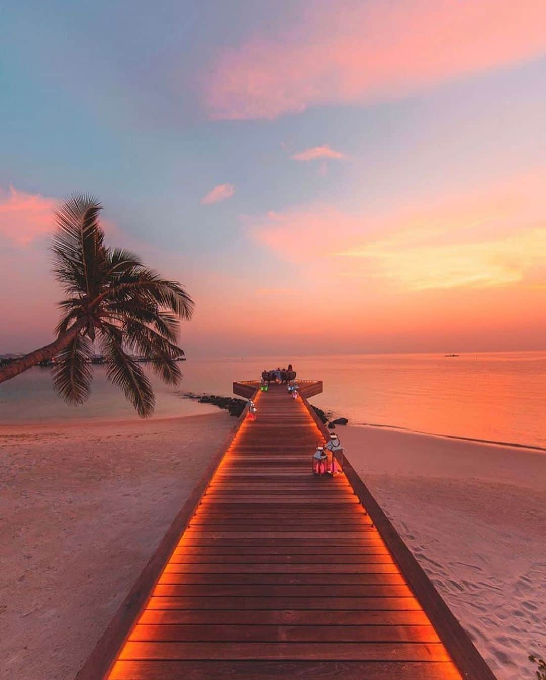 Canon Photographyさんのインスタグラム写真 - (Canon PhotographyInstagram)「Stunning views during sunset in the Maldives. Ohhh, we wish we could go on a holiday to Maldives ASAP. Tag someone you would take on a trip to Maldives.  Photography | @meirr  #maldives #sunset #maldivesislands #pier #fireinthesky #maldivesinsider」6月28日 18時44分 - cpcollectives