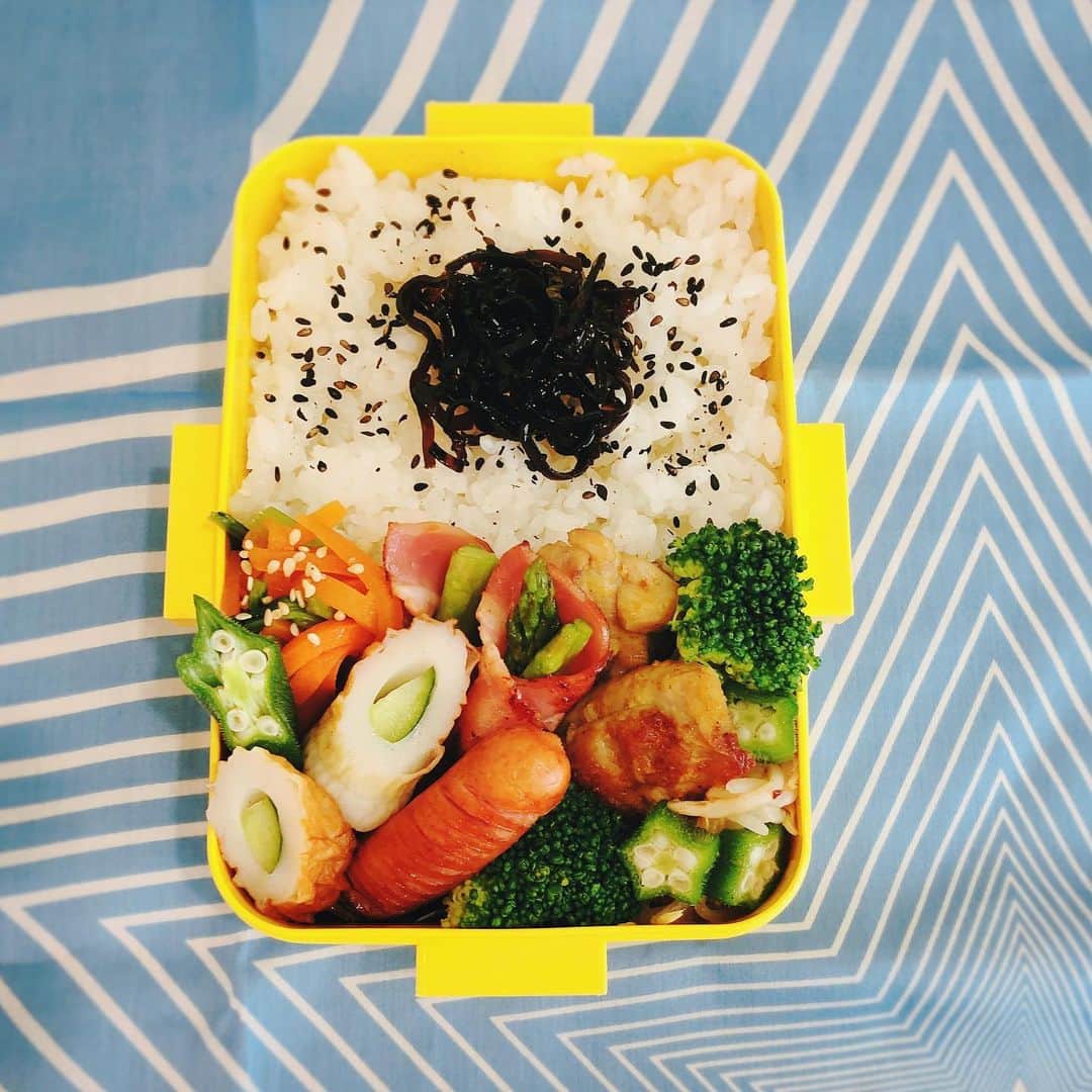 のインスタグラム：「#今日のお弁当 タンドリーチキン☆  今週も、 終わったぁ〜〜(^^)‼︎ ちょこっと残業して 切り良いとこまで。 金曜のこの充実感が最高。  #instafood #foodstagram #yummy #lunchbox #photooftheday #photography #today #happy #box  #お弁当 #お弁当記録 #おべんたぐらむ #中学生 #男子弁当 #ワーママ #時短料理 #冷蔵庫整理」