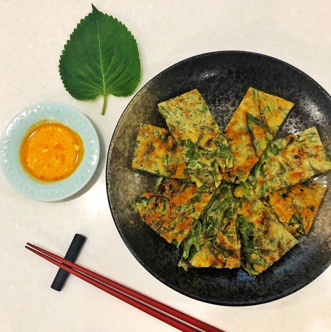 小鳥遊しほのインスタグラム：「韓国産のえごまの葉を使った「えごまの葉チヂミ」を作ったよー！あさりとネギも入っててお酒のお供にぴったりです🤤 . えごまの葉って、日本だと焼肉屋さんくらいでしか見かけないけど、美肌に役立つβカロテンやビタミンCもたっぷりだし料理に使うとアクセントになってとってもおいしいよー。ハーブ好きとしてはなんともクセになるお味🤤 . #韓国料理 #韓国おうち旅 #えごま #korean_food #オメガ3 #pr #korea  @atcenter_japan」