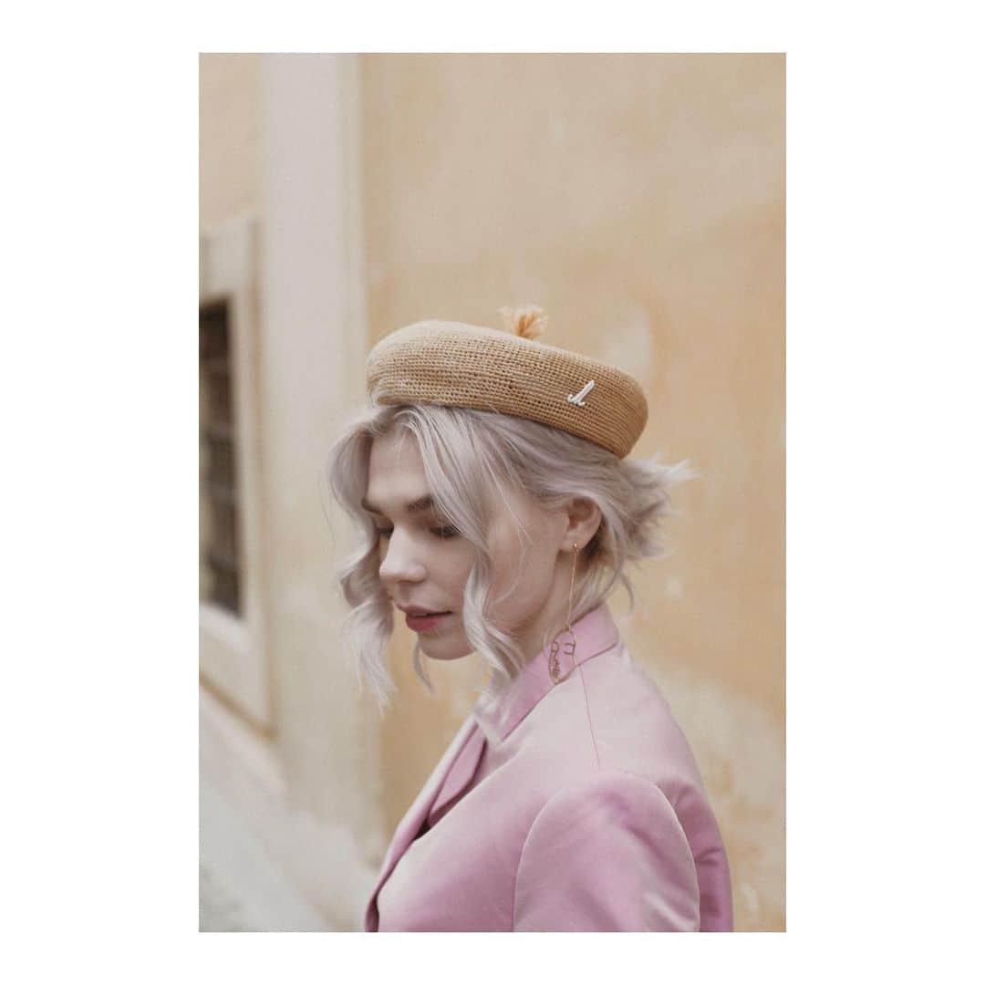 のインスタグラム：「Mühlbauer | #ss19 〰️ @arinagreen and CLAIRE 💜 Claire is a summery #beret made of crocheted #raffia with a small #tassel attached to the top centre. Claire is worn by men and women. #unisexfashion #hatmaker #vienna #handmadefashion 📷 @ninakvk」