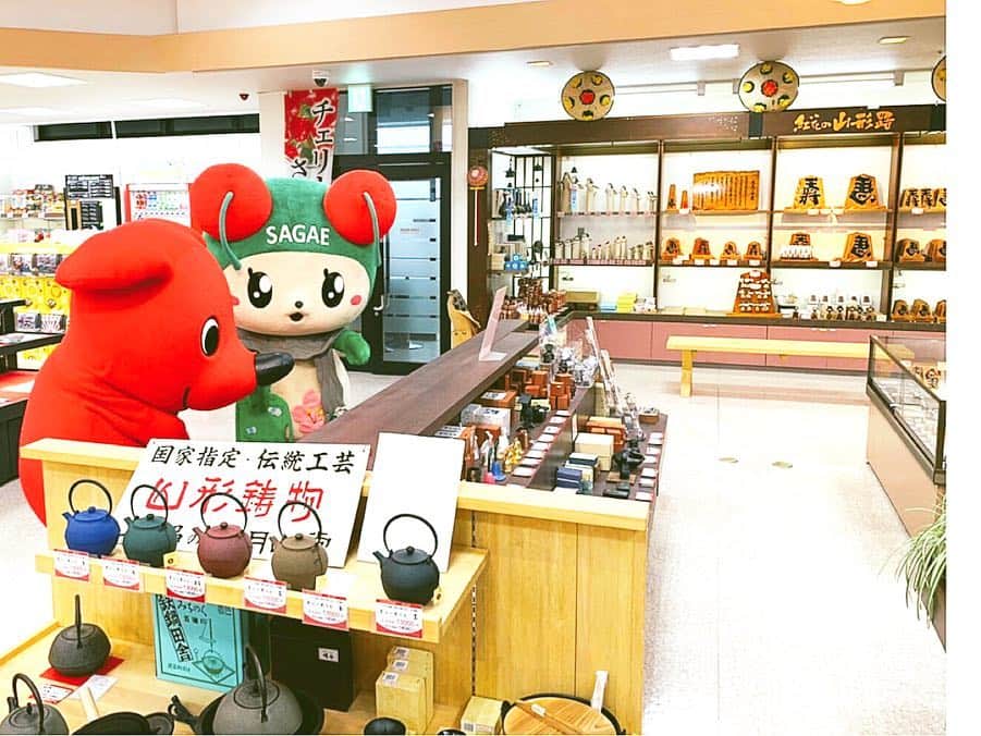 チーバくんさんのインスタグラム写真 - (チーバくんInstagram)「また遊びに行くよ🍒 #トルコアイス  #むきーーーっ  #トルコと姉妹都市  #さくらんぼの原産国  #おみやげ  #特産品  #手作りジェラート  #千葉にも遊びに来てね  #チェリン  #チーバくんの修学旅行  #チーバくん  #chibakun  #千葉県  #山形県  #寒河江市  #チェリーランドさがえ  #さくらんぼ会館」6月28日 18時57分 - chibakun0111