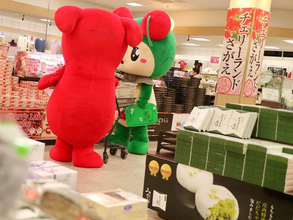 チーバくんさんのインスタグラム写真 - (チーバくんInstagram)「また遊びに行くよ🍒 #トルコアイス  #むきーーーっ  #トルコと姉妹都市  #さくらんぼの原産国  #おみやげ  #特産品  #手作りジェラート  #千葉にも遊びに来てね  #チェリン  #チーバくんの修学旅行  #チーバくん  #chibakun  #千葉県  #山形県  #寒河江市  #チェリーランドさがえ  #さくらんぼ会館」6月28日 18時57分 - chibakun0111