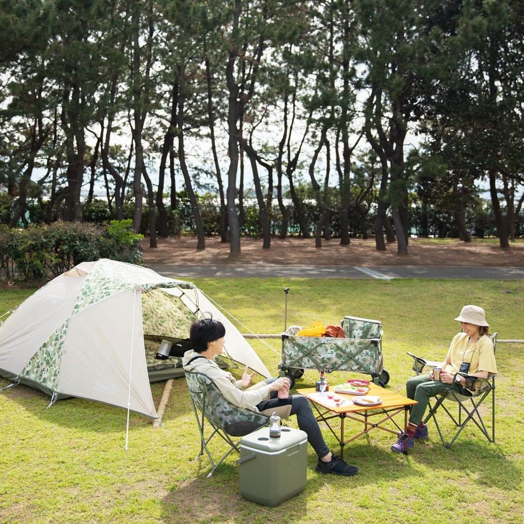 Coleman Japanのインスタグラム：「＼野外フェスにおすすめ！／ いよいよ7月より順次発売となる、コールマンの新シリーズ「ストンプ シリーズ」を一足早くご紹介🌱  自然との一体感が感じられる“ナチュラルカモ柄”を採用した「ストンプ シリーズ」は、コンパクトで携行性に優れたギアが10種類登場！この夏、フェスシーズンに向けて取り入れてみませんか？ ・ ℹ️入荷については各お取扱店へお問い合わせください。」