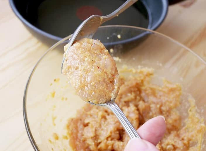 エバラ食品さんのインスタグラム写真 - (エバラ食品Instagram)「ソースも手作り！ 「黄金チキンナゲット」 . お子様が大好きなチキンナゲット。この週末は手作りしてみませんか＾＾ . 鶏むね肉は粗く刻んで、少し食感を残しておくのがポイント。ソースは「 #黄金の味 」をベースにアレンジしたバーベキュー風＆マスタード風の２種類をどうぞ♪ . 明日29日は、月に1度の肉の日！できたてアツアツの「黄金チキンナゲット」で、こころ、はずむ、時間をお過ごしください(*^_^*) . http://bit.ly/2vOZKtZ http://bit.ly/2Jiq6h1 . #エバラおいしいレシピ #エバラ食品 #おうちごはん #レシピ #チキンナゲット #ナゲット #鶏肉 #鶏むね肉 #手作りソース #肉の日 #instafood #foodstagram #黃金烤肉醬」6月28日 19時00分 - ebarafoods