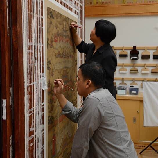 大英博物館さんのインスタグラム写真 - (大英博物館Instagram)「Did you know that the Museum has a conservation studio just for East Asian paintings?  The Hirayama Studio is a wonderfully unique workspace, traditionally decorated with wooden furniture and Japanese tatami mats. Our team of conservators also use traditional techniques to preserve, protect and display works.  To undertake the specialist conservation treatments that these wonderful works of art require, our experts in Chinese, Korean and Japanese scroll mounting complete many years of focused training.  #BritishMuseum #conservation #painting #Japan #China #Asia #London #UK」6月28日 19時05分 - britishmuseum