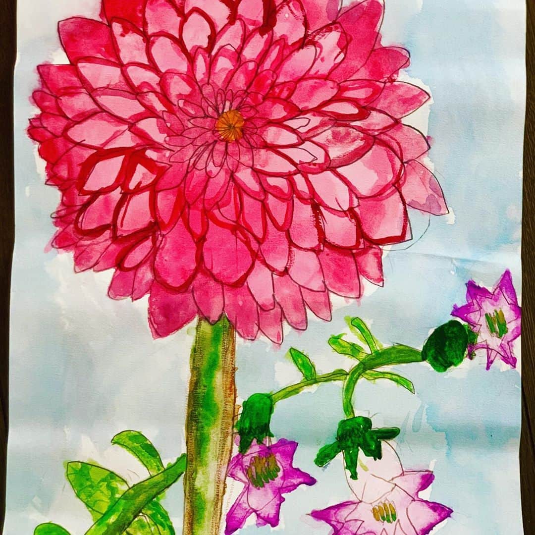 相川七瀬さんのインスタグラム写真 - (相川七瀬Instagram)「お花屋さんで見かけるように なりました。Dahlia。 娘の新作の絵もDahlia。 ツアーまであと2日。 待ち遠しいです😊  #工作ブラザーズ #今回は水彩画 #夏はアクリルを駆使して絵を描いて マガジンラックを作るそうだ」6月28日 10時22分 - nanasecat