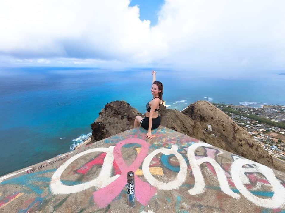 YUKAさんのインスタグラム写真 - (YUKAInstagram)「絶景😭💕 登り降り約90分くらいで想像以上に険しい道だったけど、虹も見えてすごく素敵な景色でした🌈✨✨ . #hawaii #pillboxhike #happy #rainbow #🌈」6月28日 10時22分 - yukarolly