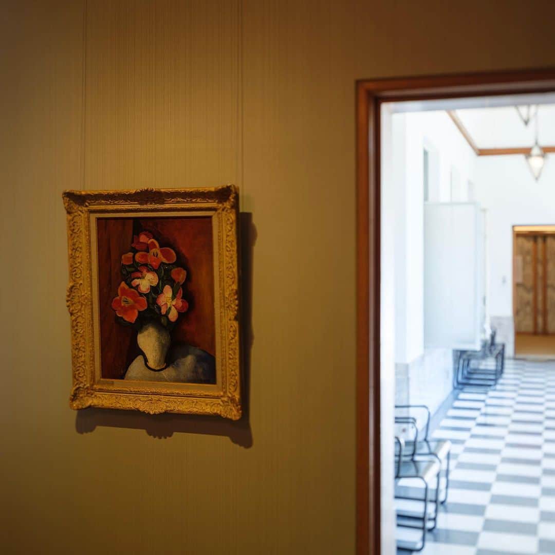 東京都庭園美術館さんのインスタグラム写真 - (東京都庭園美術館Instagram)「【開催中！キスリング展】市松模様の床が涼しげな旧朝香宮邸の2階ベランダを通り抜けると、赤い花の作品が展示してあります。庭園美術館ならではの展示風景です。 《花》1919年 プティ・パレ美術館 / 近代美術財団、ジュネーヴ (c) Petit Palais / Art Modern Foundation, Geneve  #キスリング展 #東京都庭園美術館 #東京 #エコールドパリ #kisling #tokyometropolitanteienartmuseum #teienartmuseum #ecoledeparis #tokyo #TokyoTokyoFESTIVAL」6月28日 10時14分 - teienartmuseum