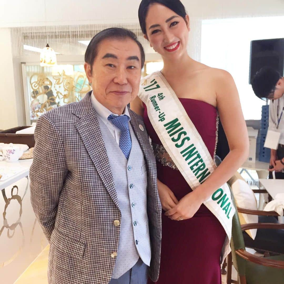 筒井菜月のインスタグラム：「ワールドシェフ王選手権にて  6月2日放送の「新婚さんいらっしゃい❣️」で大変お世話になった桂文枝師匠と再会✨  49年間も続く師匠の番組「新婚さんいらっしゃい❣️」では毎回ユニークな新婚さんが出演‼️🤣 是非チェックしてみてくださいね✨  ２枚目▷今回の審査委員長である服部幸慶先生と✨とっても優しくて紳士な方でした😍  3枚目▷2年に1度選ばれる「さくらの女王様」と✨ 華やかなお着物がお似合いでした💕  4枚目▷ 世界司厨士協会連盟の国際会長であり、今回の審査員であるトーマスさん😊 知的なユーモアセンスが素敵でした✨  来年もお会い出来る事が楽しみです🥰  I am looking forward to meeting you again next year.  #パソナグループ #パソナ #G20 #淡路島 #シェフ王 #美食 #missinternational #筒井菜月 #開運道アドバイザー #smile #beauty #delicious #chef #world #food #visitjapan #japan」
