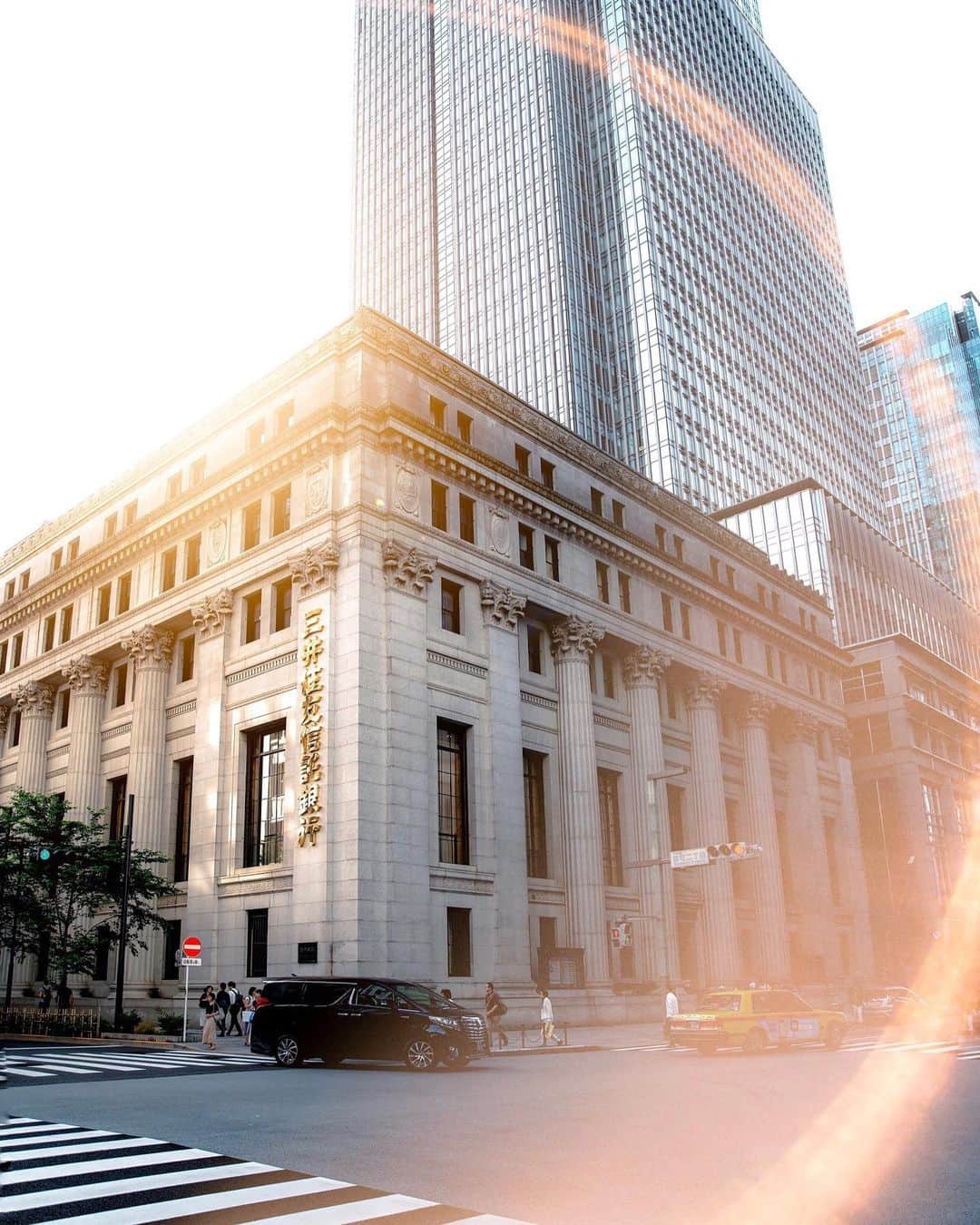 6151さんのインスタグラム写真 - (6151Instagram)「Nihonbashi Mitsui Main Building｜日本橋三井本館にやってきた。﻿﻿ ﻿﻿ 重要文化財に指定されている三井本館が90周年を迎えます。これを記念して世界的写真家ホンマタカシ氏の写真展「Mitsui Main Building TOKYO 1929-2019｜写真・ホンマタカシ」の他、外観装飾を6月8日(土)〜7月21日(日)に開催。﻿﻿ ﻿﻿ 期間中、巨大写真の展示や光のアート、﻿﻿ ライトアップもされるんだそう。﻿﻿ 華やかに彩られた日本橋へ﻿﻿ ぜひ足を運んでみてね。﻿﻿ ﻿﻿ ◎特別な許可を得て撮影しています。﻿﻿ ◎銀行に見学および撮影を目的とした入館はできません。﻿﻿ ﻿﻿ #PR #日本橋 #重要文化財 #三井本館﻿」6月28日 10時15分 - 6151