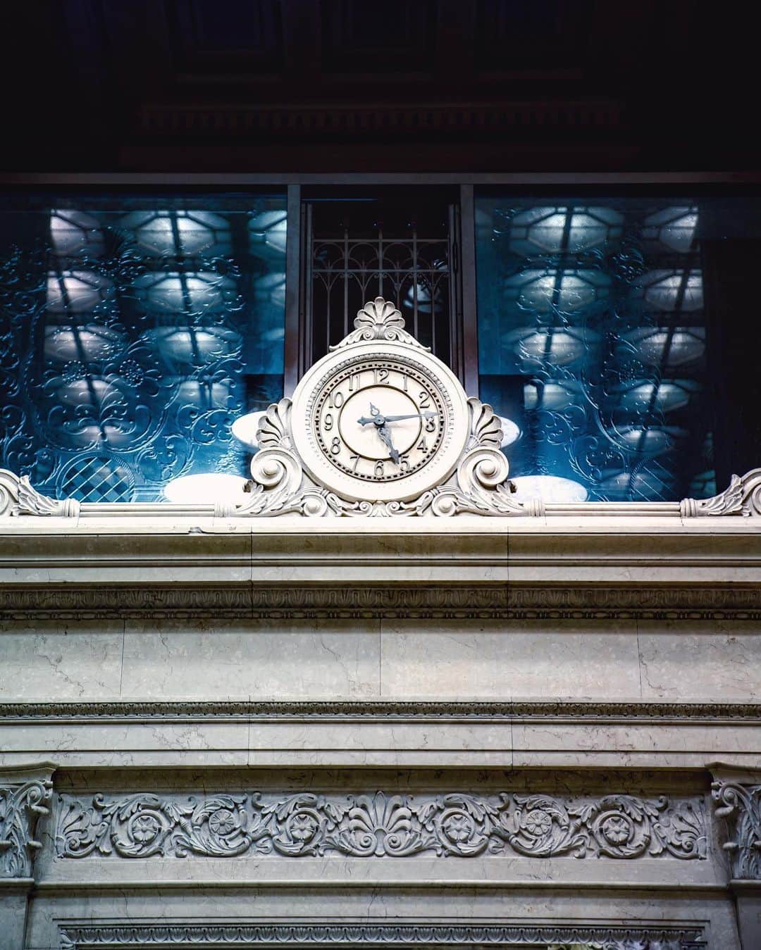6151さんのインスタグラム写真 - (6151Instagram)「Nihonbashi Mitsui Main Building｜日本橋三井本館にやってきた。﻿﻿ ﻿﻿ 重要文化財に指定されている三井本館が90周年を迎えます。これを記念して世界的写真家ホンマタカシ氏の写真展「Mitsui Main Building TOKYO 1929-2019｜写真・ホンマタカシ」の他、外観装飾を6月8日(土)〜7月21日(日)に開催。﻿﻿ ﻿﻿ 期間中、巨大写真の展示や光のアート、﻿﻿ ライトアップもされるんだそう。﻿﻿ 華やかに彩られた日本橋へ﻿﻿ ぜひ足を運んでみてね。﻿﻿ ﻿﻿ ◎特別な許可を得て撮影しています。﻿﻿ ◎銀行に見学および撮影を目的とした入館はできません。﻿﻿ ﻿﻿ #PR #日本橋 #重要文化財 #三井本館﻿」6月28日 10時15分 - 6151
