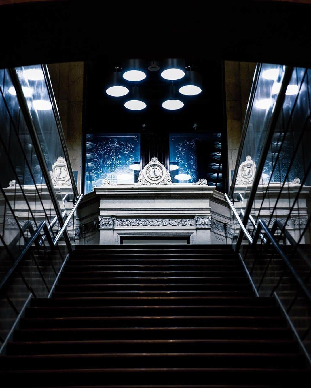 6151さんのインスタグラム写真 - (6151Instagram)「Nihonbashi Mitsui Main Building｜日本橋三井本館にやってきた。﻿﻿ ﻿﻿ 重要文化財に指定されている三井本館が90周年を迎えます。これを記念して世界的写真家ホンマタカシ氏の写真展「Mitsui Main Building TOKYO 1929-2019｜写真・ホンマタカシ」の他、外観装飾を6月8日(土)〜7月21日(日)に開催。﻿﻿ ﻿﻿ 期間中、巨大写真の展示や光のアート、﻿﻿ ライトアップもされるんだそう。﻿﻿ 華やかに彩られた日本橋へ﻿﻿ ぜひ足を運んでみてね。﻿﻿ ﻿﻿ ◎特別な許可を得て撮影しています。﻿﻿ ◎銀行に見学および撮影を目的とした入館はできません。﻿﻿ ﻿﻿ #PR #日本橋 #重要文化財 #三井本館﻿」6月28日 10時15分 - 6151