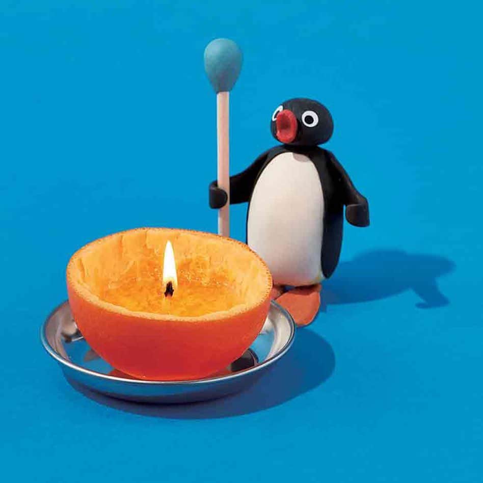 Mart（マート）編集部さんのインスタグラム写真 - (Mart（マート）編集部Instagram)「Mart8 月号より、ピングー(@pingu_jp )の新連載が開始します。「ピングーがナビゲート！ ちょっと便利ですぐできるリユース・アイデア」。普段なら捨ててしまいがちなものも、ちょっとした知識とアイデアがあれば実用的に生まれ変わるんです。第 1 回目は、フルーツの皮を使ったリユース方法をご紹介。これからの季節にぴったりなレモンの皮を使った虫よけスプレー、オレンジの皮を使ったアロマランプ、りんご皮を使った入浴剤です。体にも心にもよいフルーツ、エコだと思うとさらに嬉しいですよね。﻿ #ピングー#pingu#PINGU#クレイアニメーショ#クレイアニメ#懐かしいアニメ#Mart#Martmag#マート#リサイクル#リユース#フルーツ#エコ ©︎2019 The Pygos Group」6月28日 10時16分 - mart.magazine