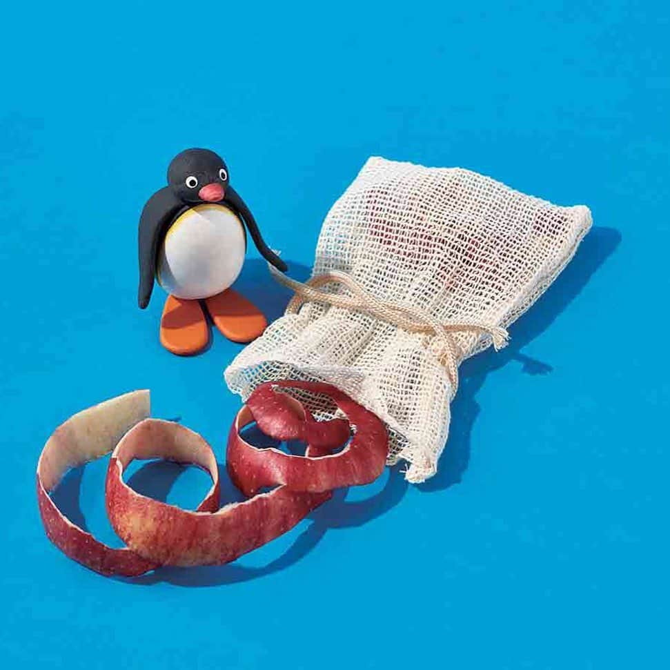 Mart（マート）編集部さんのインスタグラム写真 - (Mart（マート）編集部Instagram)「Mart8 月号より、ピングー(@pingu_jp )の新連載が開始します。「ピングーがナビゲート！ ちょっと便利ですぐできるリユース・アイデア」。普段なら捨ててしまいがちなものも、ちょっとした知識とアイデアがあれば実用的に生まれ変わるんです。第 1 回目は、フルーツの皮を使ったリユース方法をご紹介。これからの季節にぴったりなレモンの皮を使った虫よけスプレー、オレンジの皮を使ったアロマランプ、りんご皮を使った入浴剤です。体にも心にもよいフルーツ、エコだと思うとさらに嬉しいですよね。﻿ #ピングー#pingu#PINGU#クレイアニメーショ#クレイアニメ#懐かしいアニメ#Mart#Martmag#マート#リサイクル#リユース#フルーツ#エコ ©︎2019 The Pygos Group」6月28日 10時16分 - mart.magazine