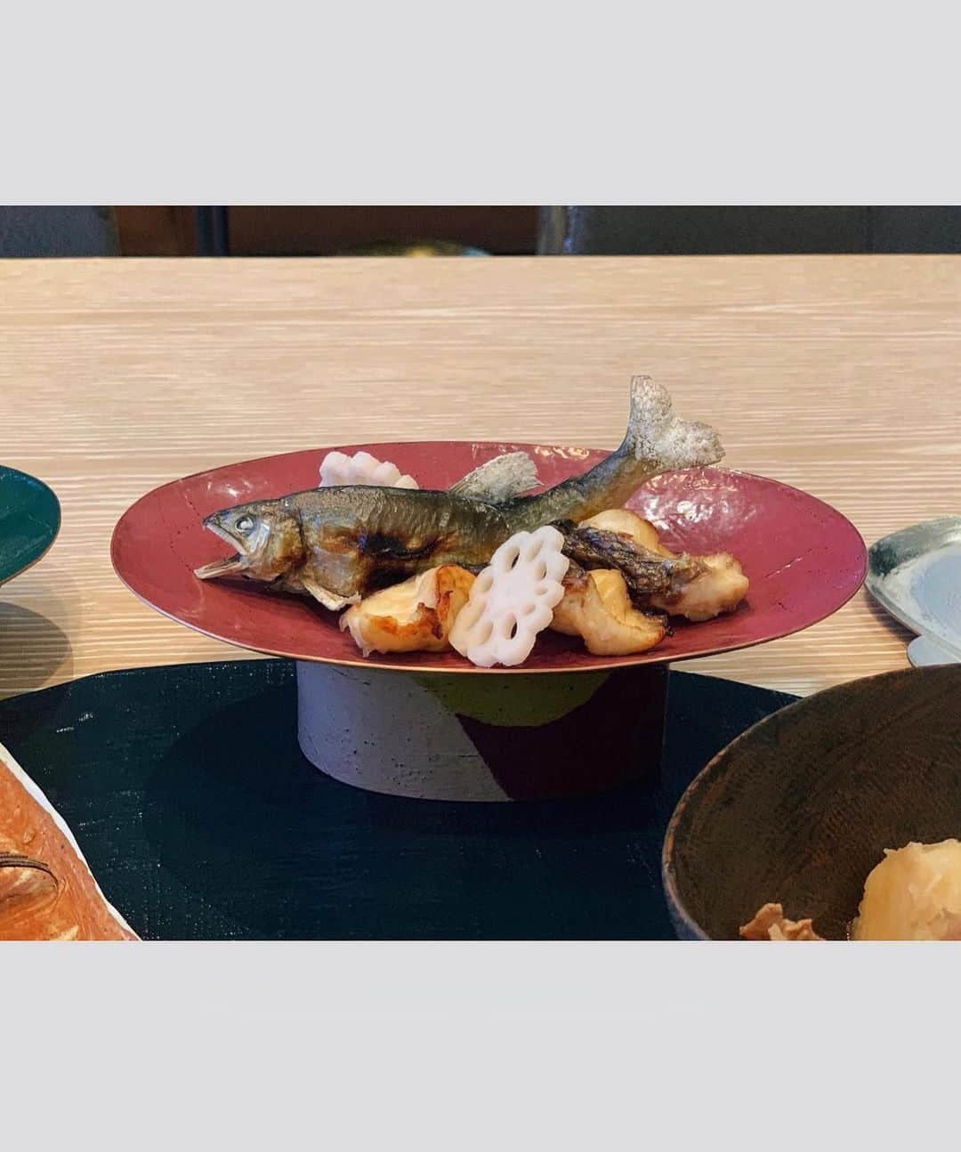 ヒョミン さんのインスタグラム写真 - (ヒョミン Instagram)「여행 끝내고 오자마자 쌀 씻고 도미 손질  #실화냥#🤯 오늘 요리는 아직도 무섭고 무거운 도미랑,  그래도 나름 귀여운 은어랑 집에와서 새로 사온 그릇들에 다시 플레이팅🍽 두배는 싸게 사온것같아 흐뭇하네☺️ㅎㅎㅎ 근데 내 무지개 젓가락은 어디갔을까 #계산만하고안넣어주셨어요아자씨#젭알연락즈세요🌈  #아유시오야키 #니쿠자가」6月28日 10時17分 - hyominnn