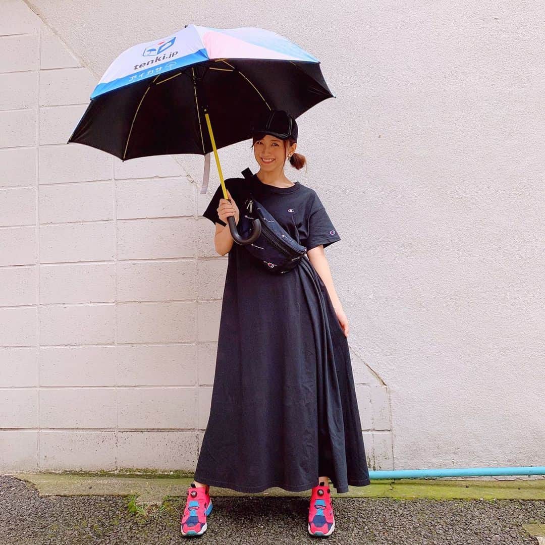 小松彩夏さんのインスタグラム写真 - (小松彩夏Instagram)「急な雨で買っては溜まりがちになっていしまうビニール傘... ﻿ ﻿ でも今年の梅雨から傘の新シェアリングサービス『アイカサ』を使用しています☆﻿ ﻿ なんと1日70円で借りられちゃうんです！！﻿ ﻿ それに好きな場所で傘を借りて返せるから、急な雨で傘がないときや、傘を持って電車に乗るとお洋服が濡れちゃうな...なんていう悩みを解決できちゃいます！！﻿ ﻿ そして何より環境に優しい♡﻿ ﻿ LINEの友達検索から「アイカサ~傘シェア~」を追加→画面に従ってアカウント登録して、メニューから近くのレンタルスポットを確認してみてください☆﻿ ﻿ 傘をレンタルして、使い終わったら好きなレンタルスポットへ返却するだけ♪﻿ ﻿ 梅雨も楽しく乗り切りましょう(^^)♪﻿ ﻿ #アイカサ#プラスチックスマート#PR#エコ#環境保護#アースデイ#エコ活#もったいない#梅雨#雨の日#雨の日コーデ#雨の日も#快適に #アイカサ」6月28日 10時17分 - official_ayaka_502