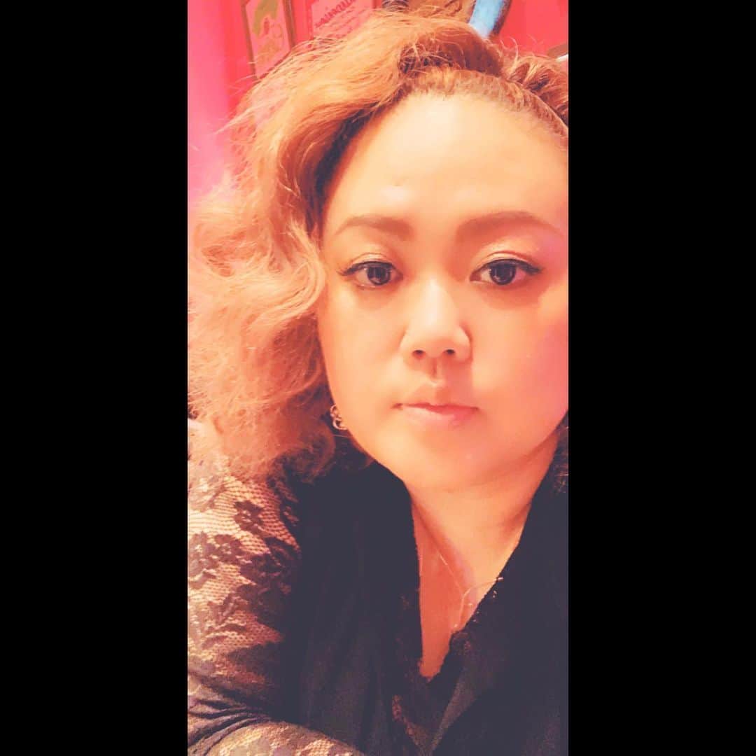 YURIさんのインスタグラム写真 - (YURIInstagram)「about last night...❤︎🎤🍷たまには真顔。湿気のせいで髪がくりくり。#divafreshyuri #tokyo #gig #hadows #goodtimes #divalife #rnb #singer #chanteuse #naturallycurlyhair」6月28日 10時18分 - divafreshyuri