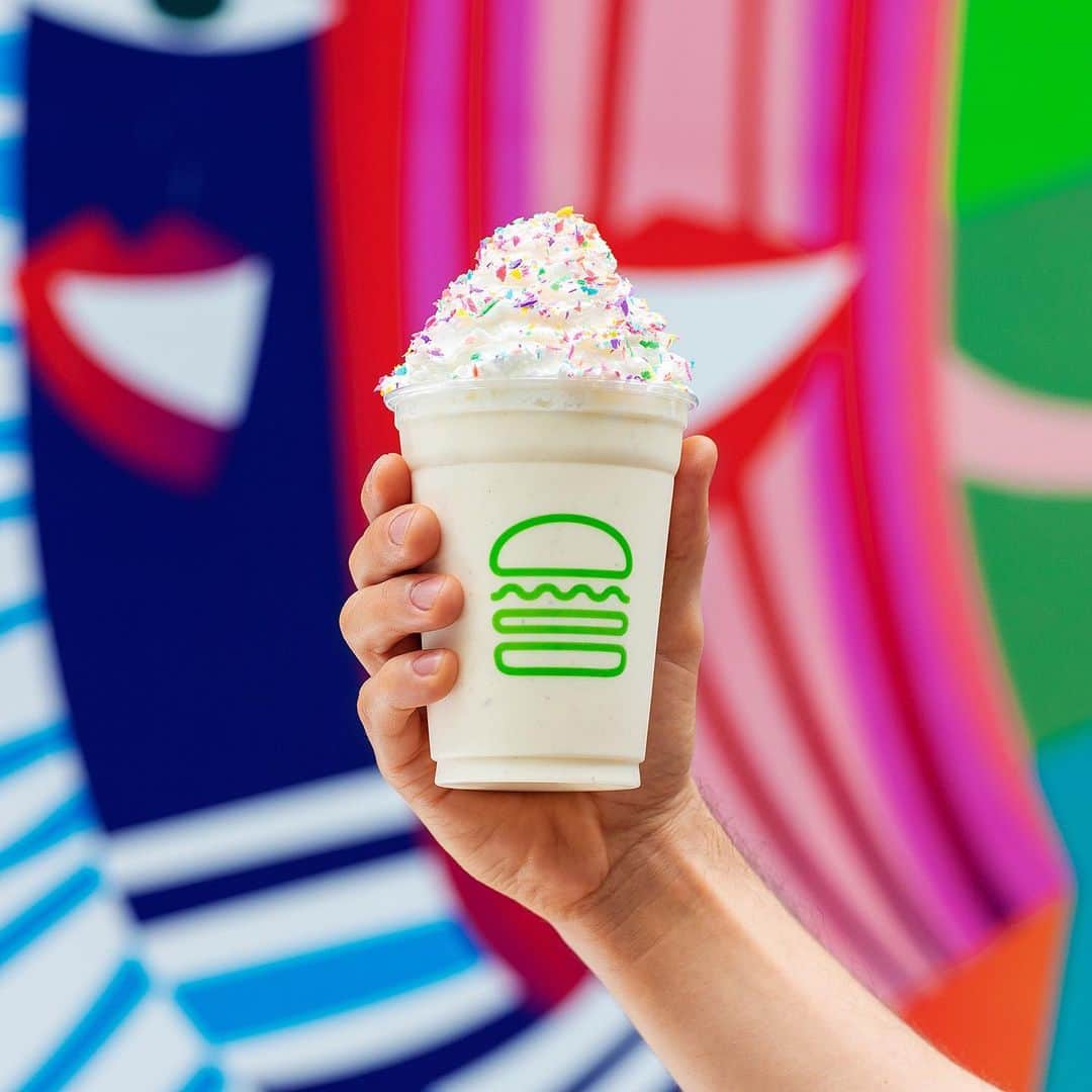 SHAKE SHACKさんのインスタグラム写真 - (SHAKE SHACKInstagram)「This is big... @shakeshackmx is officially open on Paseo de la Reforma in Mexico City! 🙌 We brought ya all the classics + a handful of local exclusives. Not to be missed: our Horchata Shake blends vanilla frozen custard with horchata, all topped off with whipped cream + crushed obleas (inspired by the vibrant colors of Mexico). Catch some of the opening day fun on our Story! 🇲🇽 #shakeshack #shakeshackmx」6月28日 10時19分 - shakeshack