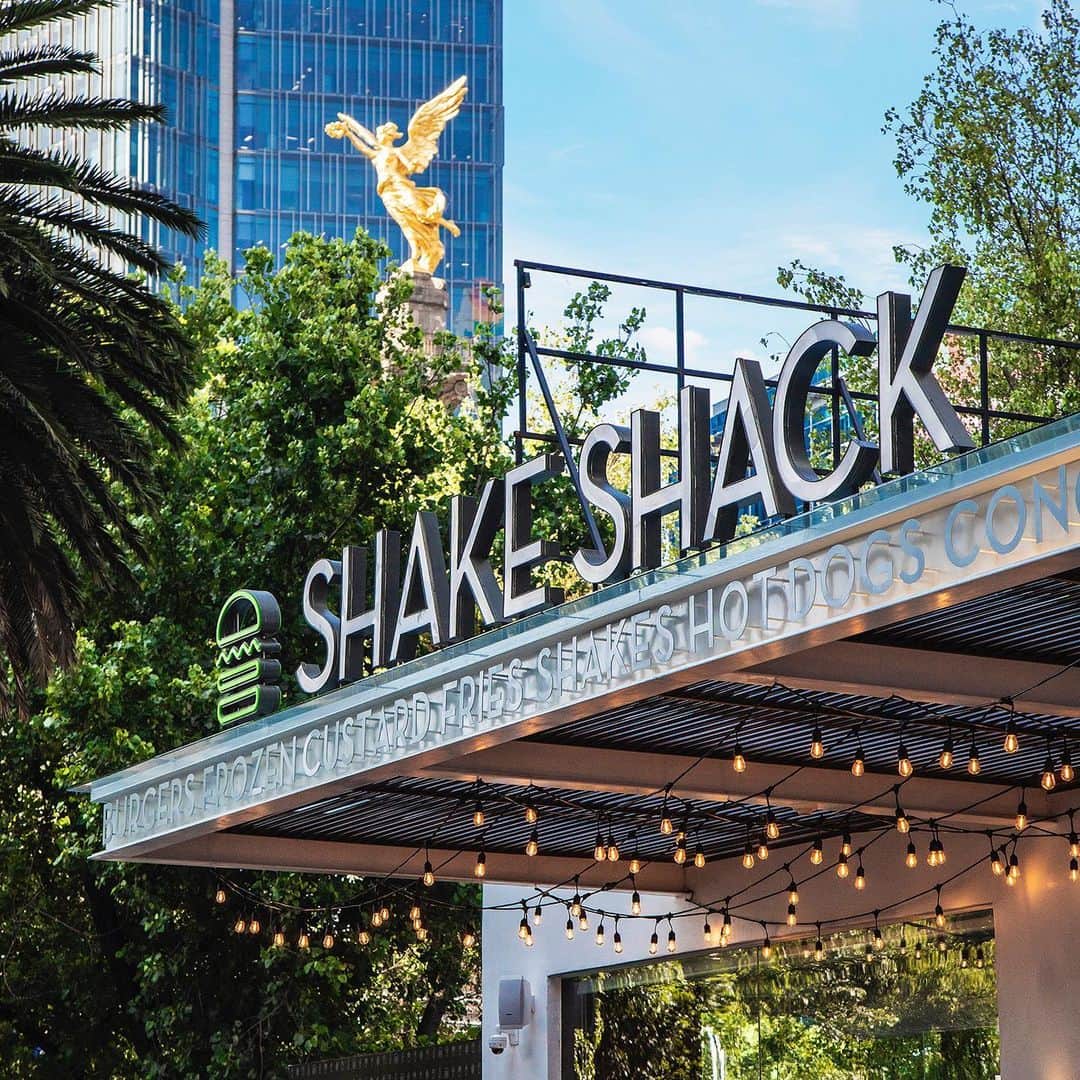 SHAKE SHACKさんのインスタグラム写真 - (SHAKE SHACKInstagram)「This is big... @shakeshackmx is officially open on Paseo de la Reforma in Mexico City! 🙌 We brought ya all the classics + a handful of local exclusives. Not to be missed: our Horchata Shake blends vanilla frozen custard with horchata, all topped off with whipped cream + crushed obleas (inspired by the vibrant colors of Mexico). Catch some of the opening day fun on our Story! 🇲🇽 #shakeshack #shakeshackmx」6月28日 10時19分 - shakeshack