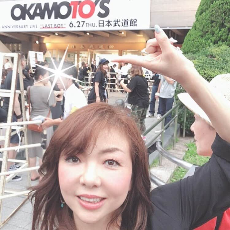 モモコさんのインスタグラム写真 - (モモコInstagram)「オカモトズの武道館ライブ、菜摘ちゃんやあたしも昔から知ってる菜摘ちゃんの友達やらで行ってきたぁ！ よかったぁ！ 中学生からの仲良しメンバーと18歳でデビューして、一歩一歩進んできて武道館！泣いたなぁ！感動！  #ハイヒールモモコ #👠 #👠🍑 #CHANEL #シャネラー #グルメ #オカモトズ  #OKAMOTO'S #武道館 #10周年 #小川菜摘 ちゃん」6月28日 10時24分 - highheel_momoko