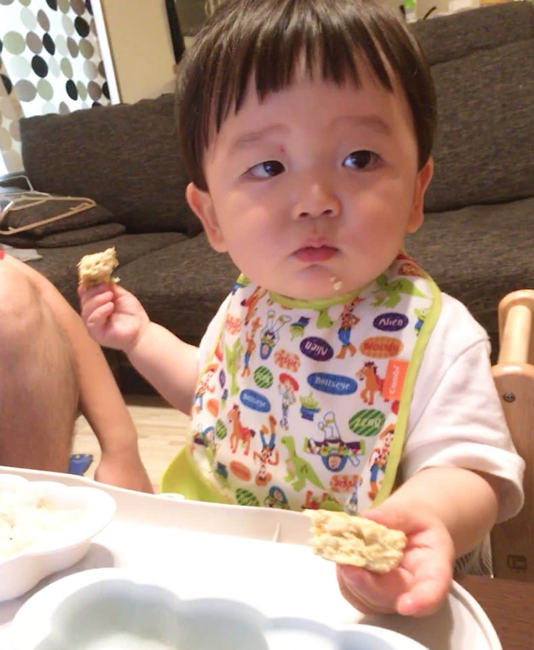山西章博のインスタグラム：「両手にハンバーグ。 #赤ちゃん #嫡男 #せがれ #両手に  #チキンハンバーグ #野菜入り #カレー風味 #手作り #顎にもハンバーグ #耳だけ似てる #耳以外も似て来た #これ以上似るな #ママリ#パパリ#ベビフル#ベビリトル#コドモノ#mamanoko#コノビー#mamanokoカメラ部#mamanokoギフトキャンペーン#コドモダカラ」