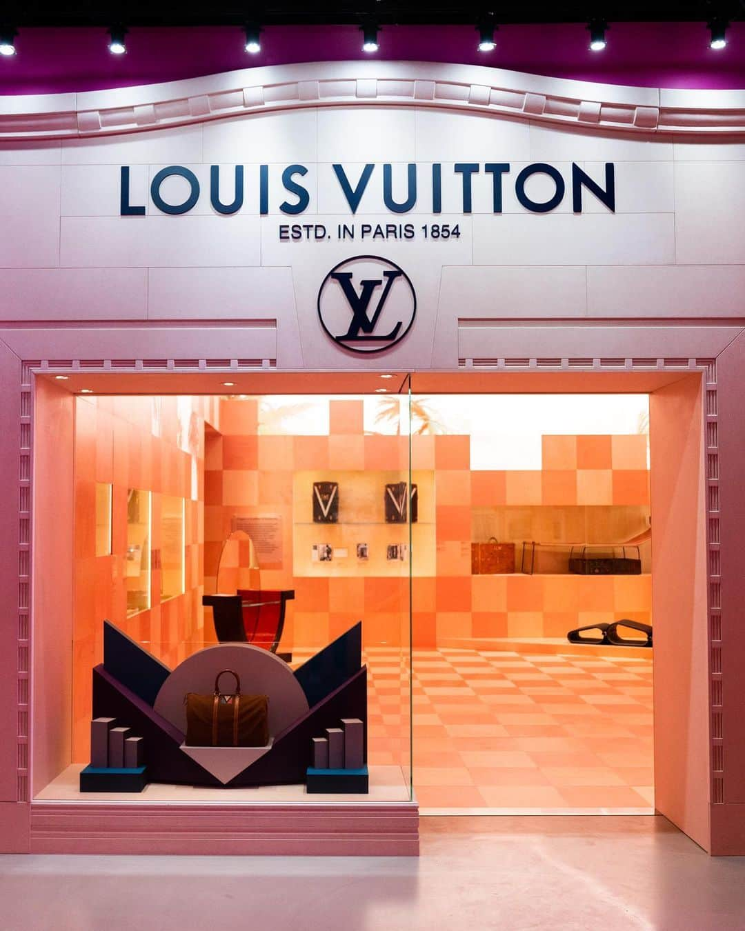 ルイ・ヴィトンさんのインスタグラム写真 - (ルイ・ヴィトンInstagram)「Inside #LouisVuittonX. The new exhibit devoted to #LouisVuitton’s many artistic collaborations is opening on June 28th in Beverly Hills. Find out more via link in bio.」6月28日 10時28分 - louisvuitton