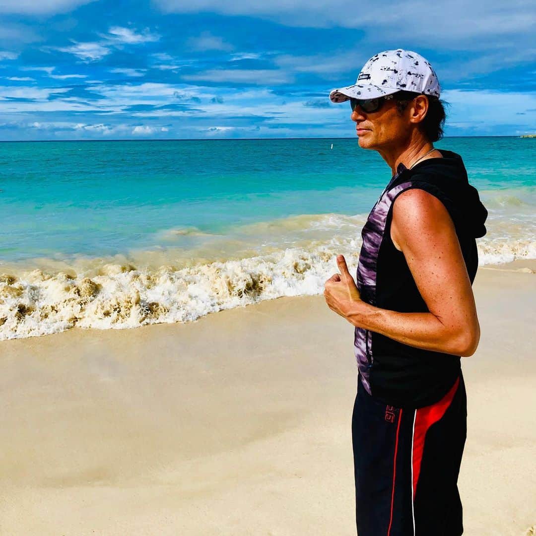 のインスタグラム：「マジ 美し過ぎる…海ラブ♡エネルギーチャージ #myfavorite #love #nature #ocean #beautiful #beach #bluesky #whitesand #summer #マイケル富岡 #タレント #俳優 #ハーフ #actor #actorslife #surf #surfing #billabong #quicksilver #エメラルドグリーン #海 #ビーチ #boardriders」