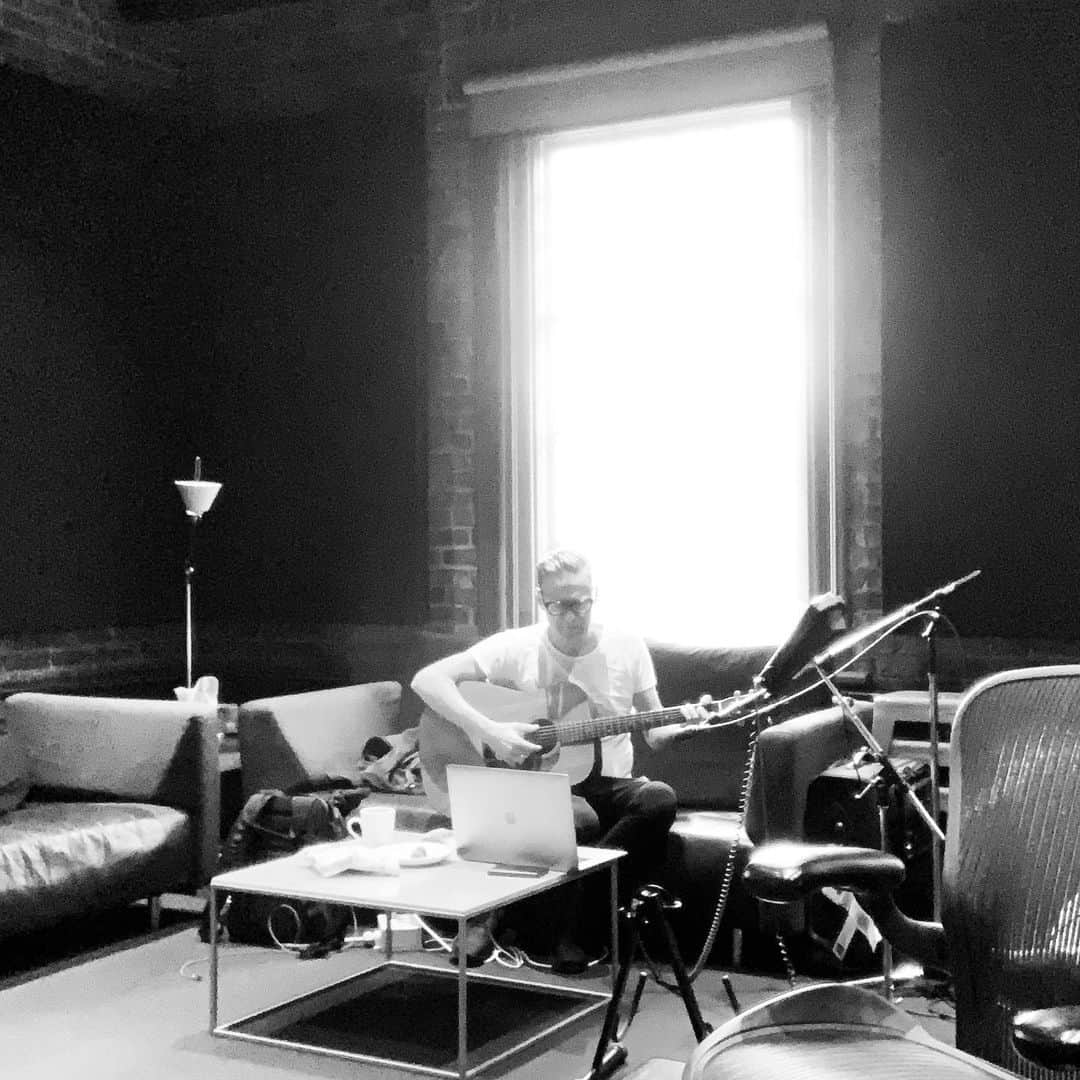 ブライアン・アダムスのインスタグラム：「Putting down some jams at @thewarehousestudio #bryanadamsshinealight」