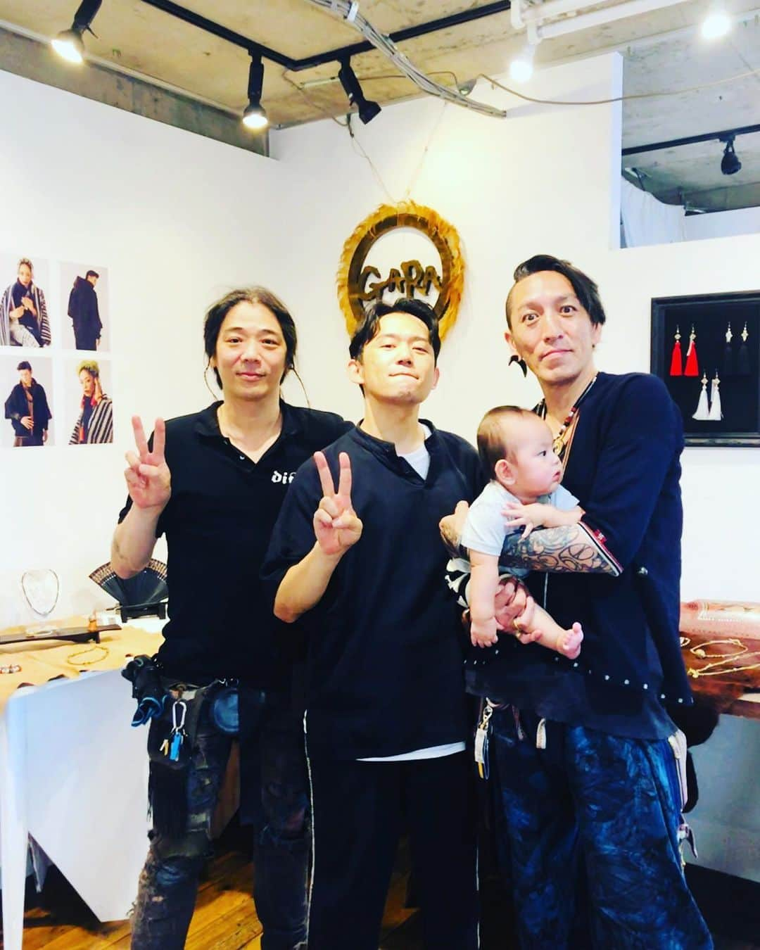 岡田義徳さんのインスタグラム写真 - (岡田義徳Instagram)「先日、先輩のブランドgaraの展示会に家族で伺いました！ カッコいい先輩、garaのにがらさんと、blackmeansの小松さん！とパシャリ。 これからもよろしくです！  #岡田義徳 #gara #blackmeans」6月28日 10時37分 - yoshinori_okada_44