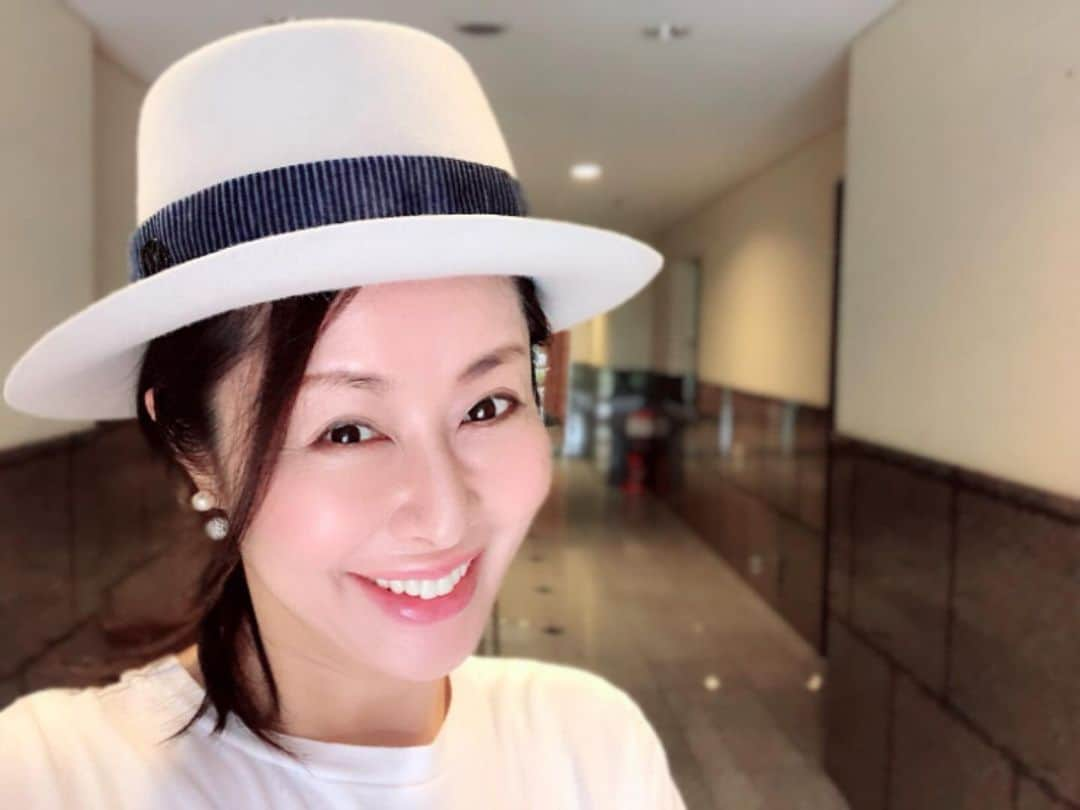 藤井美加子さんのインスタグラム写真 - (藤井美加子Instagram)「☆﻿ 楽しいから笑うのではなく﻿ 笑うから楽しいのだ﻿ ﻿  変化を恐れずに前に進みたい﻿ 今まで積み上げてきたものは﻿ 決して裏切らない。そう信じて、、、﻿ 世界中の誰より自分で自分を信じてあげたい﻿ ﻿ ⭐️低気圧 湿気で体調や気分を崩してなぁい？﻿そんな時は軽い有酸素運動で身体が軽くなるよ﻿。水分をしっかりとってね。﻿ ※冷たい飲み物は胃腸を冷やすからダメよ🙅‍♀️﻿ ﻿ ﻿ #美肌食マイスター#アンチエイジングアドバイザー#美肌エキスパート#女優#健康#美肌先生#美肌食#美肌生活#美しく生きる#帽子好き#三木美加子﻿」6月28日 10時45分 - mikako_miki